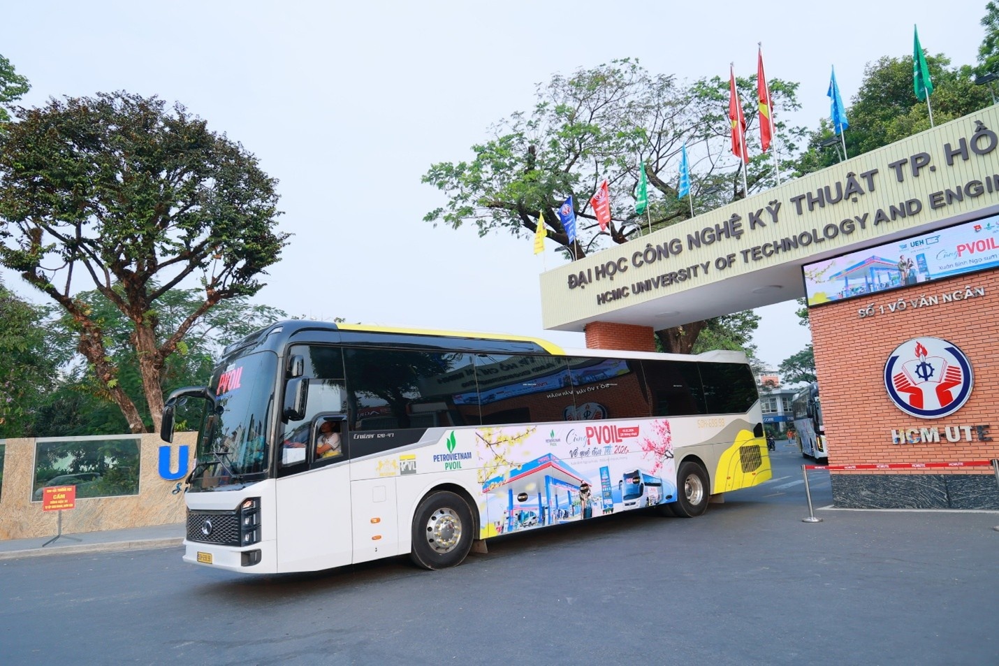 Cùng PVOIL về quê đón Tết không chỉ đưa các em trở về nhà, mà còn chuyên chở tinh thần nhân ái và cam kết lâu dài của PVOIL đối với thế hệ trẻ và sự phát triển bền vững của xã hội.