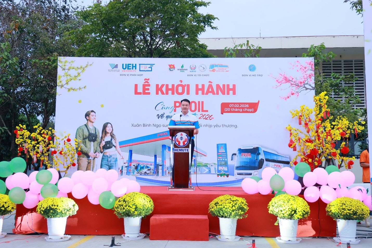 Ông Lê Trung Hưng - Phó Tổng Giám đốc PVOIL phát biểu tại Lễ khởi hành “Cùng PVOIL về quê đón Tết” 2026.