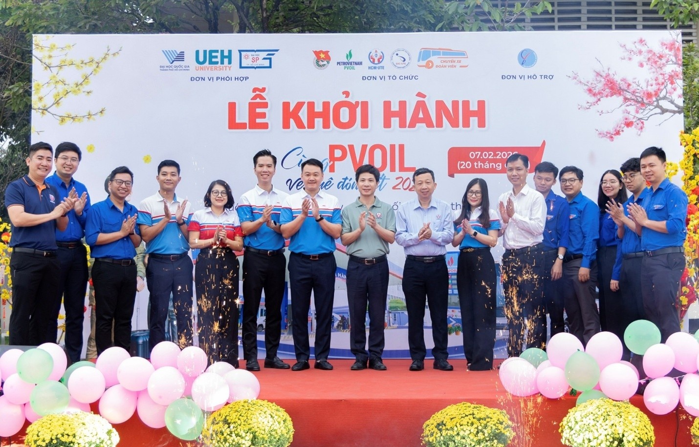 Ông Lê Trung Hưng, ông Đỗ Thế Vinh chụp ảnh lưu niệm cùng đại diện các trường ĐH tham gia chương trình.