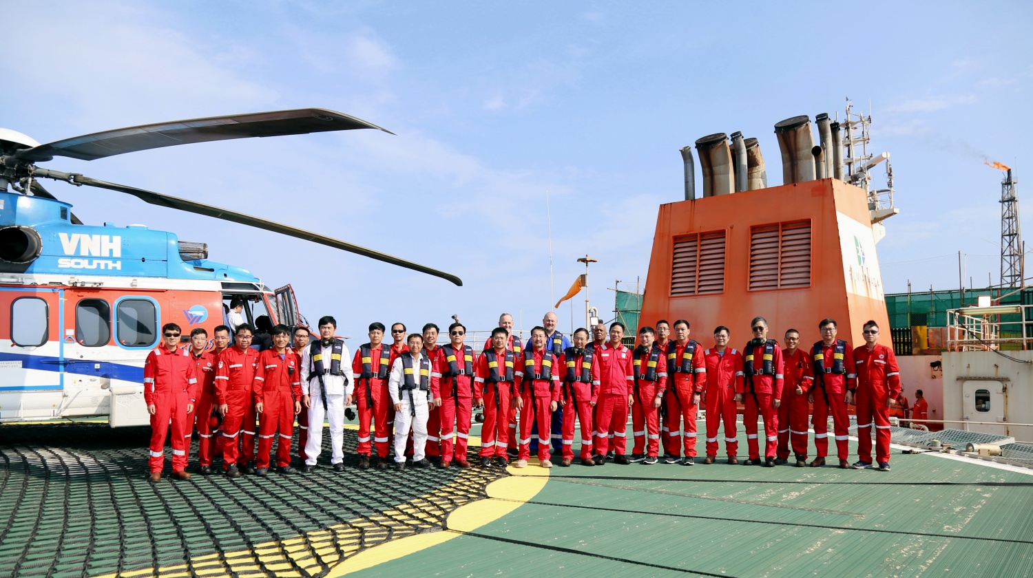 Đoàn công tác PVEP chúc Tết người lao động trên tàu FPSO ARMADA và giàn THOR