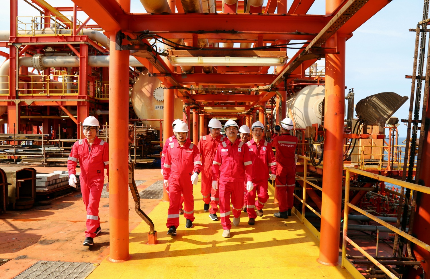 Đoàn công tác PVEP chúc Tết người lao động trên tàu FPSO ARMADA và giàn THOR