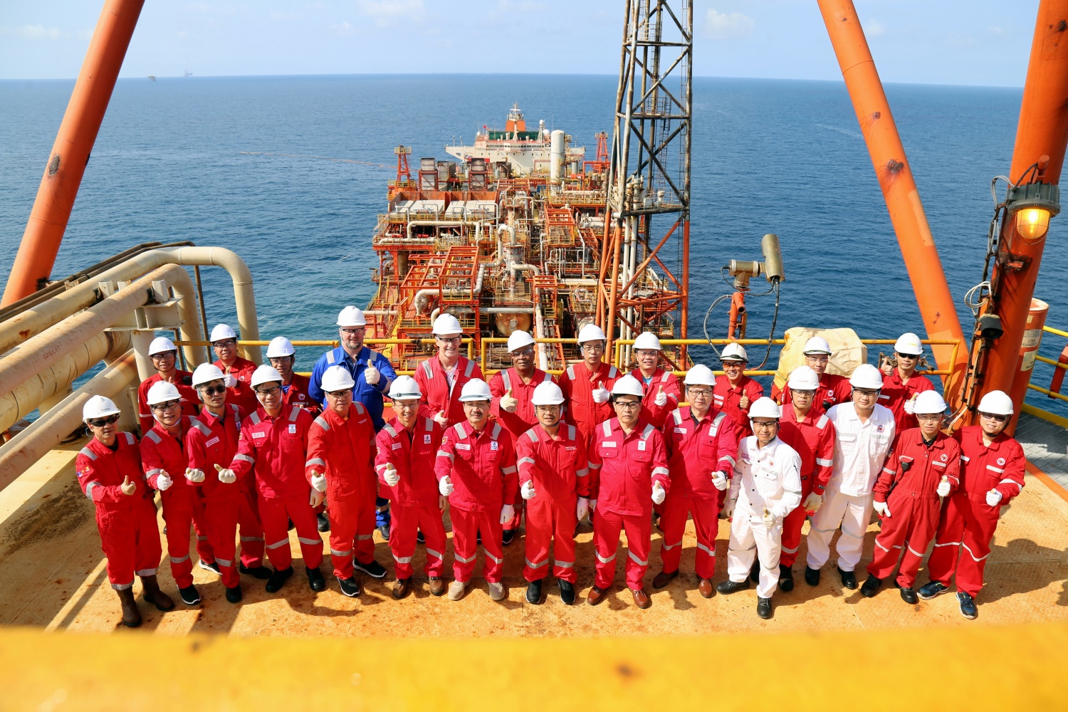 Đoàn công tác PVEP chúc Tết người lao động trên tàu FPSO ARMADA và giàn THOR