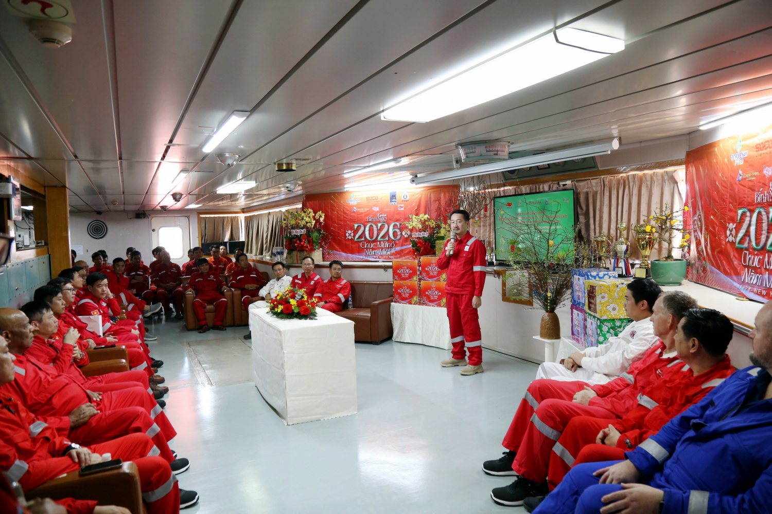 Đoàn công tác PVEP chúc Tết người lao động trên tàu FPSO ARMADA và giàn THOR