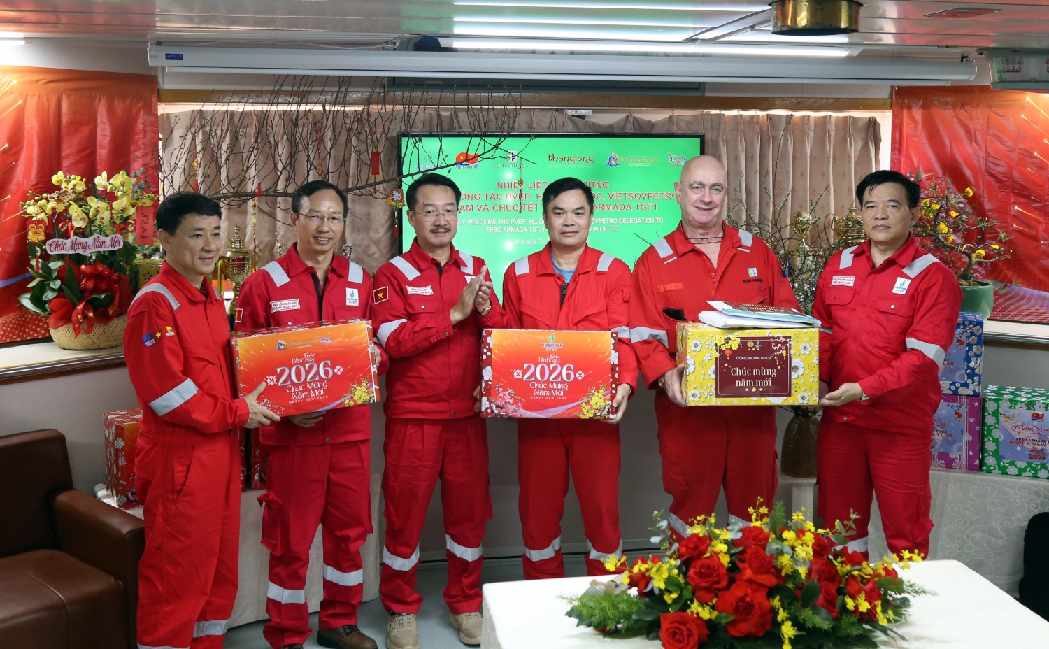 Đoàn công tác PVEP chúc Tết người lao động trên tàu FPSO ARMADA và giàn THOR