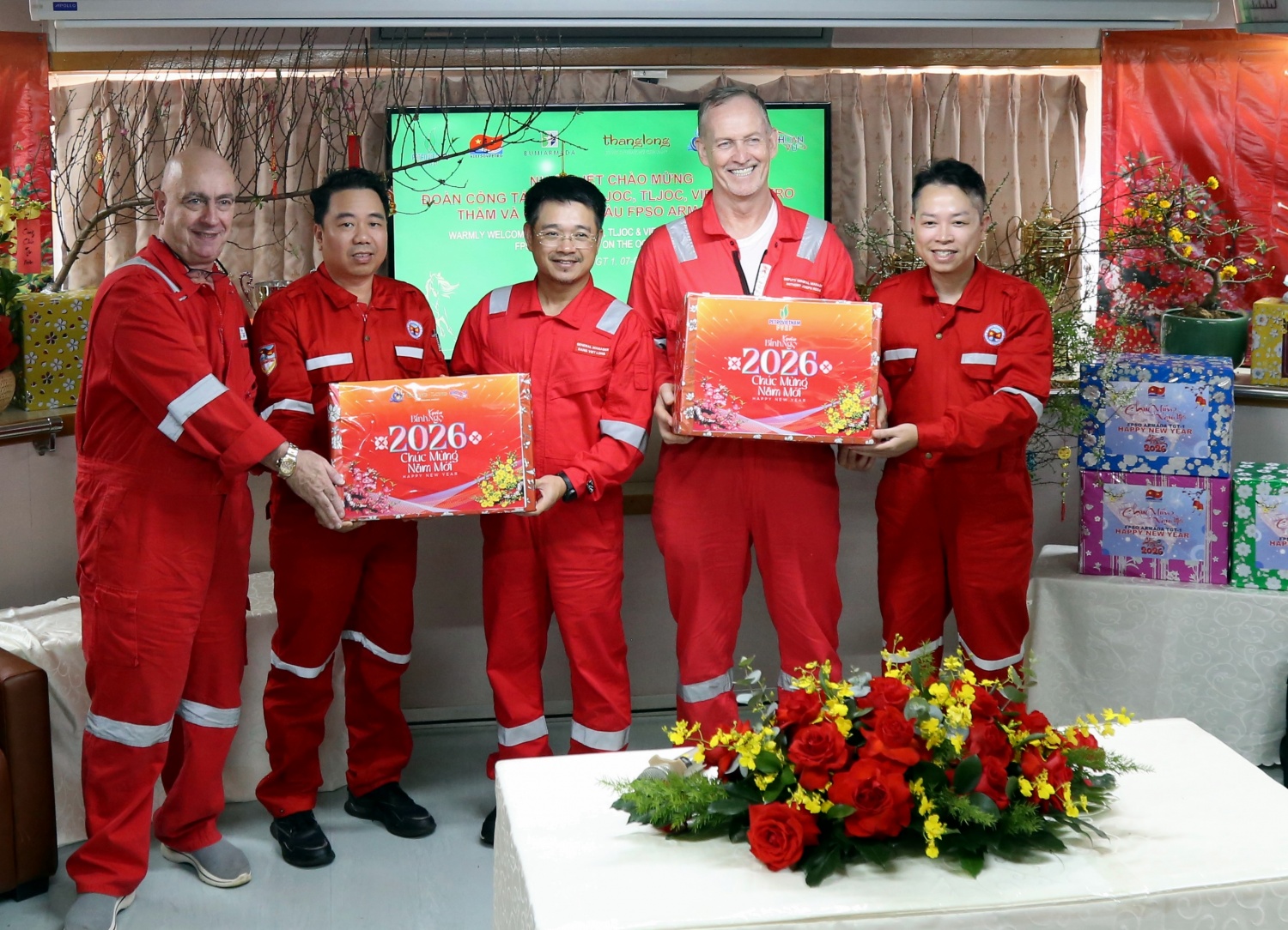 Đoàn công tác PVEP chúc Tết người lao động trên tàu FPSO ARMADA và giàn THOR