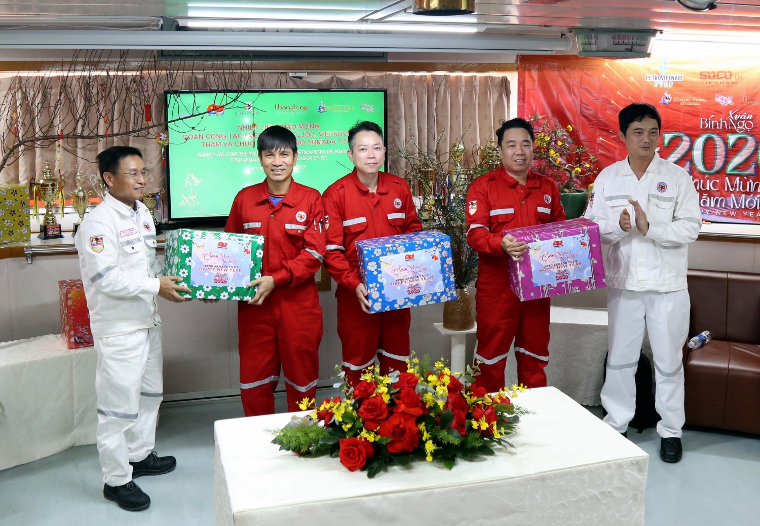Đoàn công tác PVEP chúc Tết người lao động trên tàu FPSO ARMADA và giàn THOR