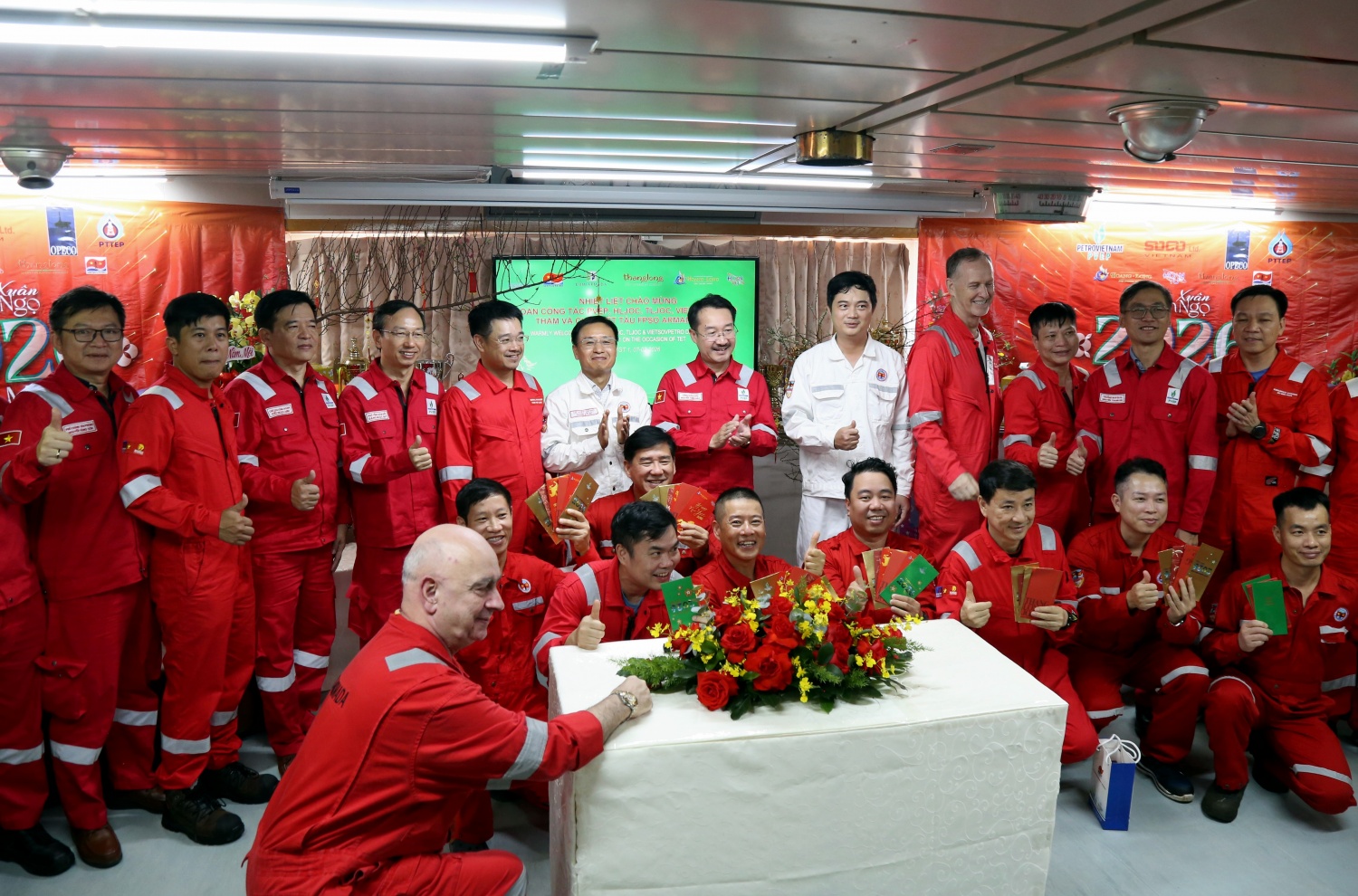 Đoàn công tác PVEP chúc Tết người lao động trên tàu FPSO ARMADA và giàn THOR