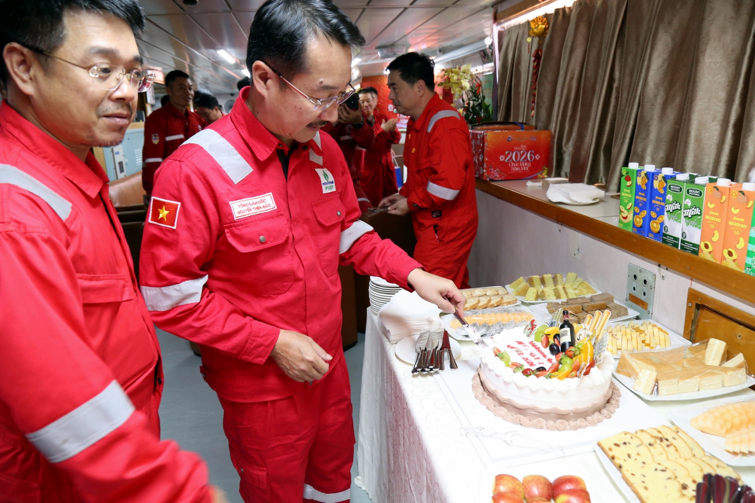 Đoàn công tác PVEP chúc Tết người lao động trên tàu FPSO ARMADA và giàn THOR