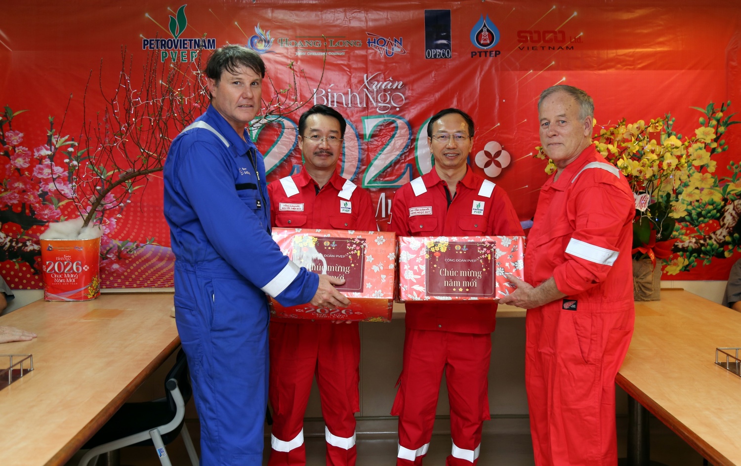 Đoàn công tác PVEP chúc Tết người lao động trên tàu FPSO ARMADA và giàn THOR