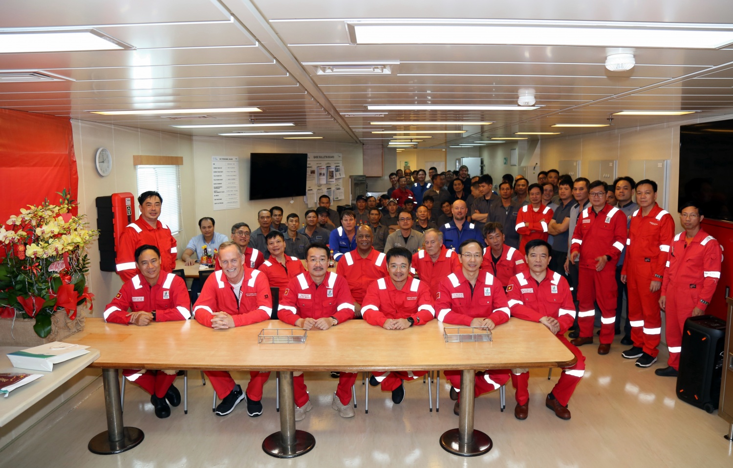 Đoàn công tác PVEP chúc Tết người lao động trên tàu FPSO ARMADA và giàn THOR