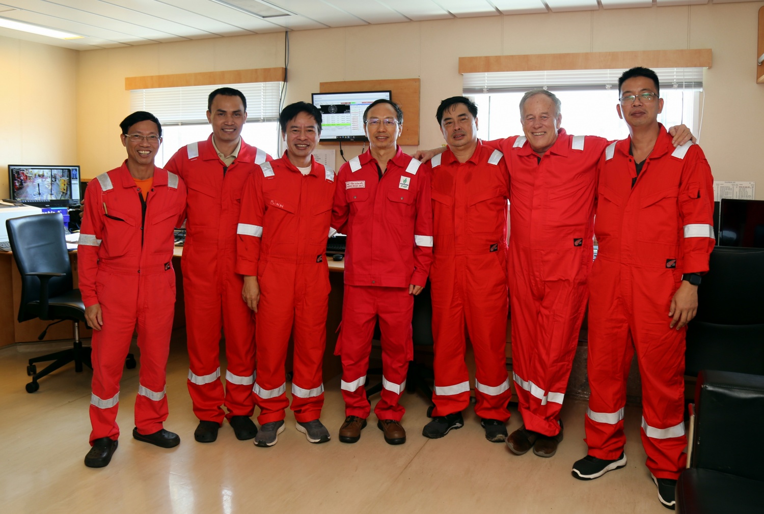 Đoàn công tác PVEP chúc Tết người lao động trên tàu FPSO ARMADA và giàn THOR