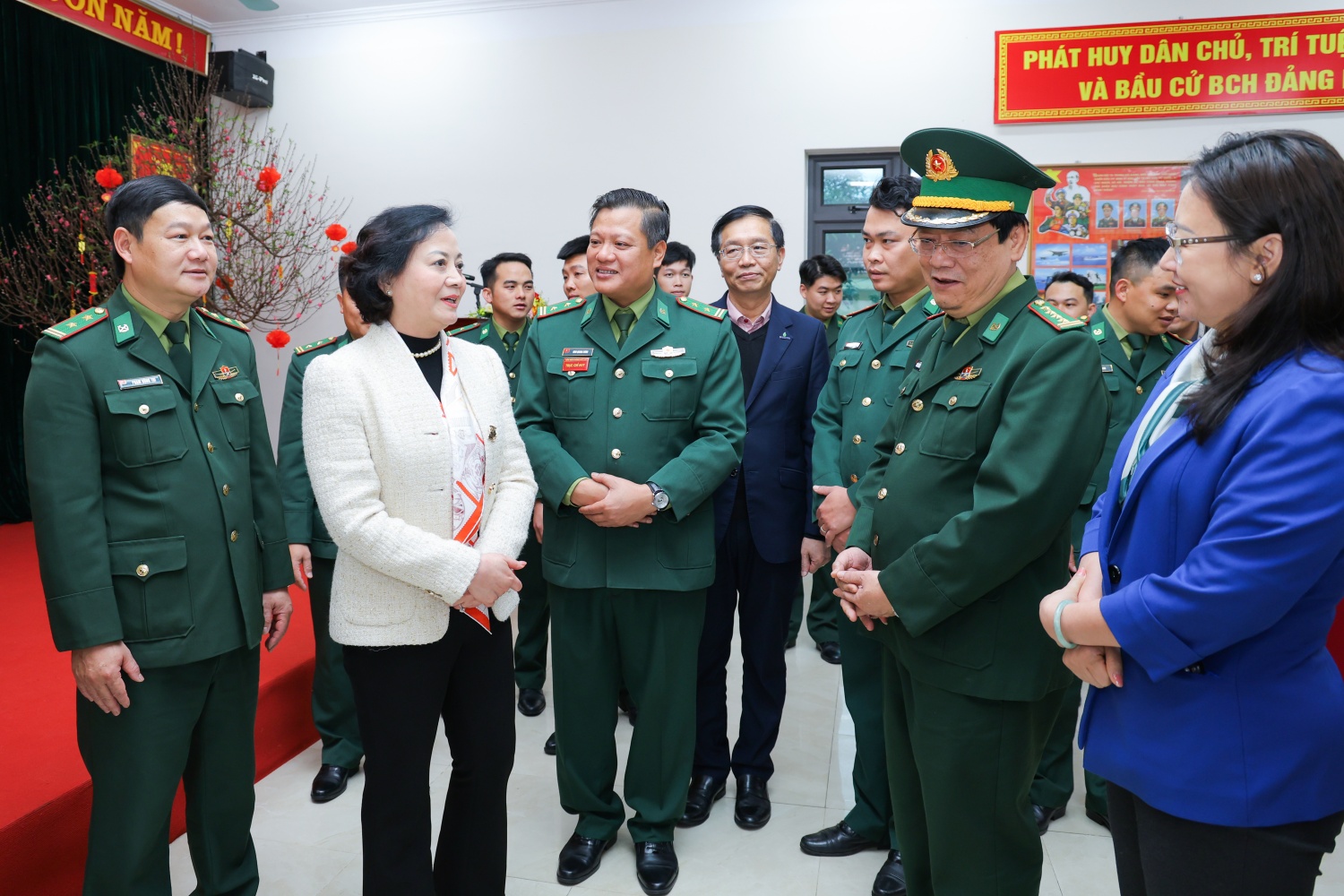 Phó Thủ tướng Phạm Thị Thanh Trà thăm, chúc Tết đồng bào các dân tộc và chiến sĩ biên phòng tỉnh Lào Cai