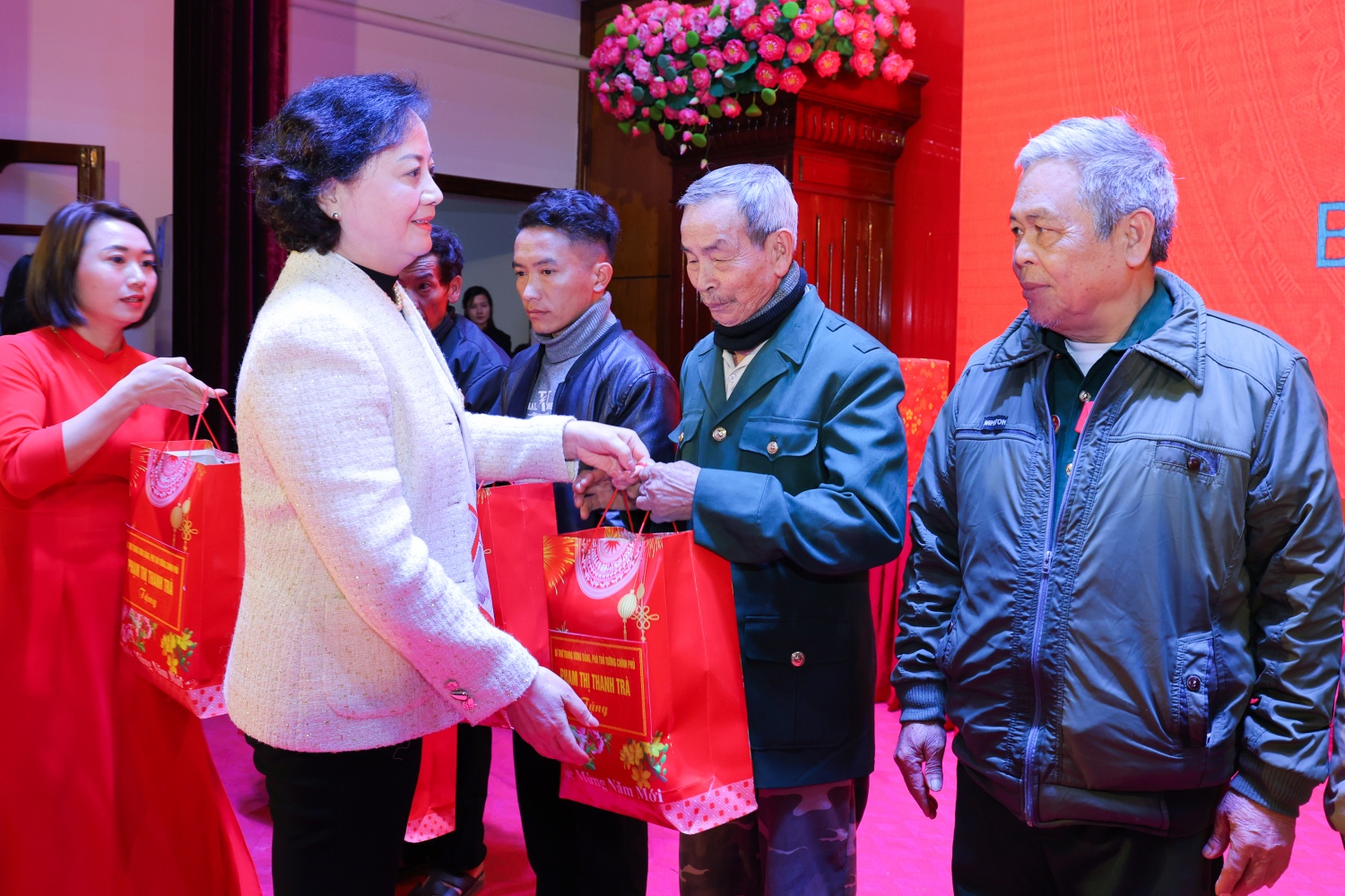 Phó Thủ tướng Phạm Thị Thanh Trà thăm, chúc Tết đồng bào các dân tộc và chiến sĩ biên phòng tỉnh Lào Cai