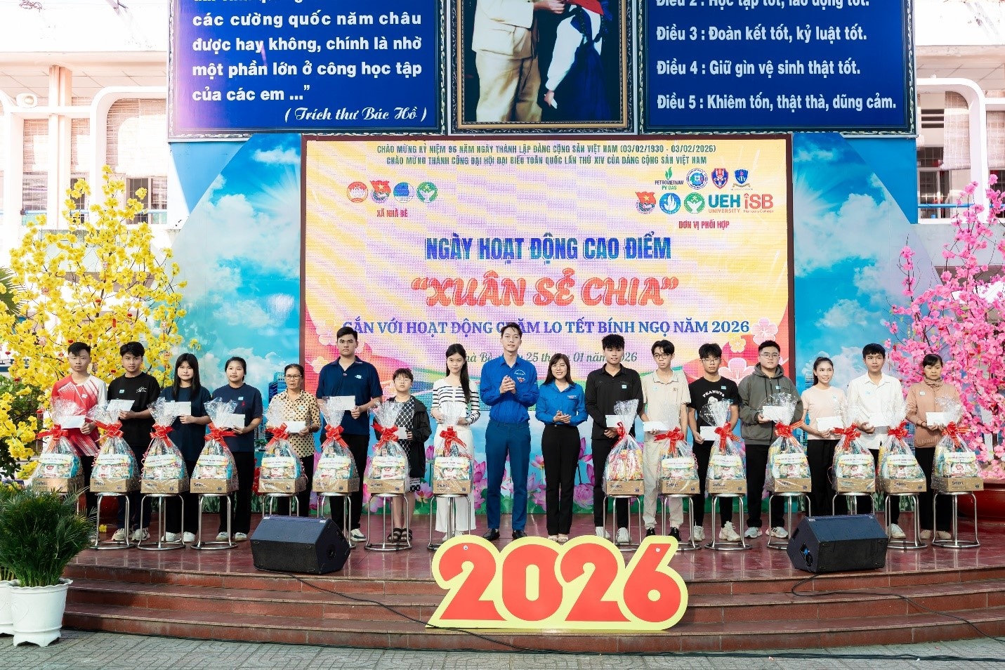 Những phần quà ý nghĩa được gửi trao đến các hộ gia đình khó khăn, gia đình chính sách và các em học sinh hiếu học trên địa bàn xã