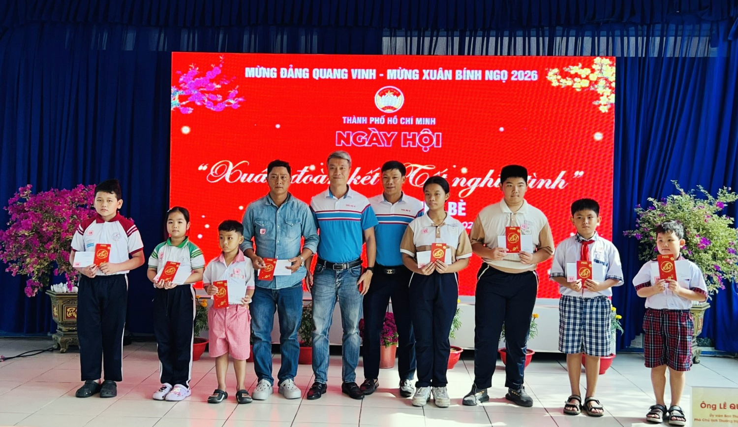 PVOIL trao hỗ trợ và lì xì cho trẻ mồ côi do Covid - 19 tại xã Nhà Bè