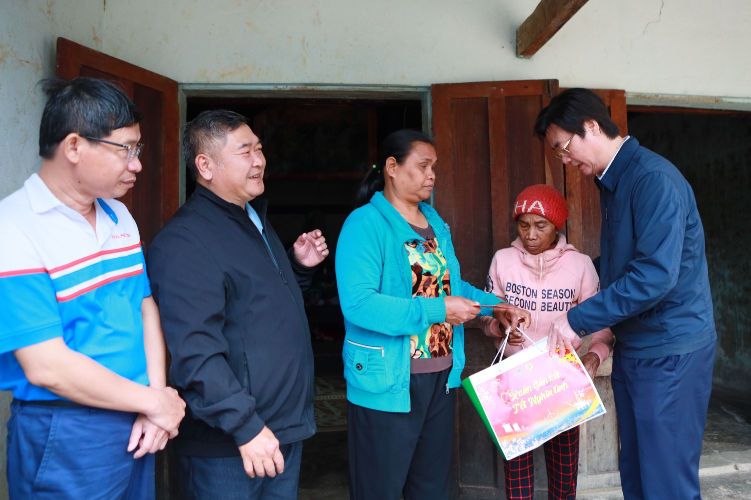 Mang nghĩa tình “Người Petrovietnam” đến với bà con vùng bão lũ tỉnh Đắk Lắk