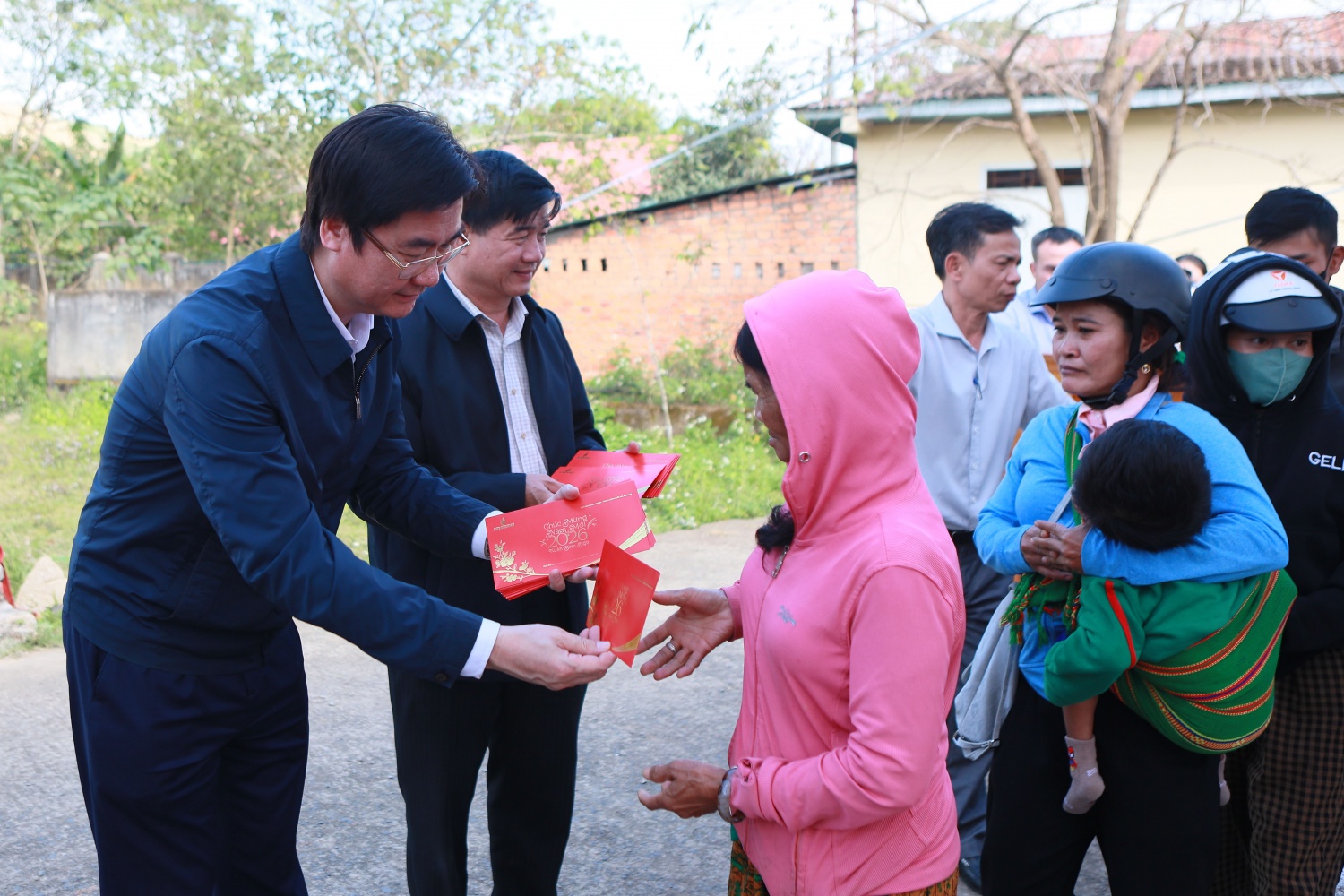 Mang nghĩa tình “Người Petrovietnam” đến với bà con vùng bão lũ tỉnh Đắk Lắk