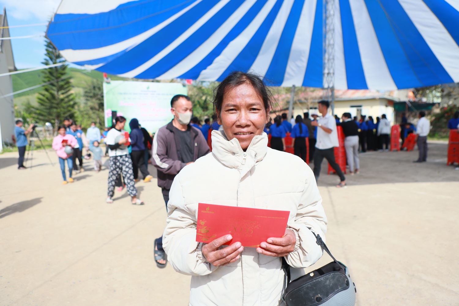 Mang nghĩa tình “Người Petrovietnam” đến với bà con vùng bão lũ tỉnh Đắk Lắk