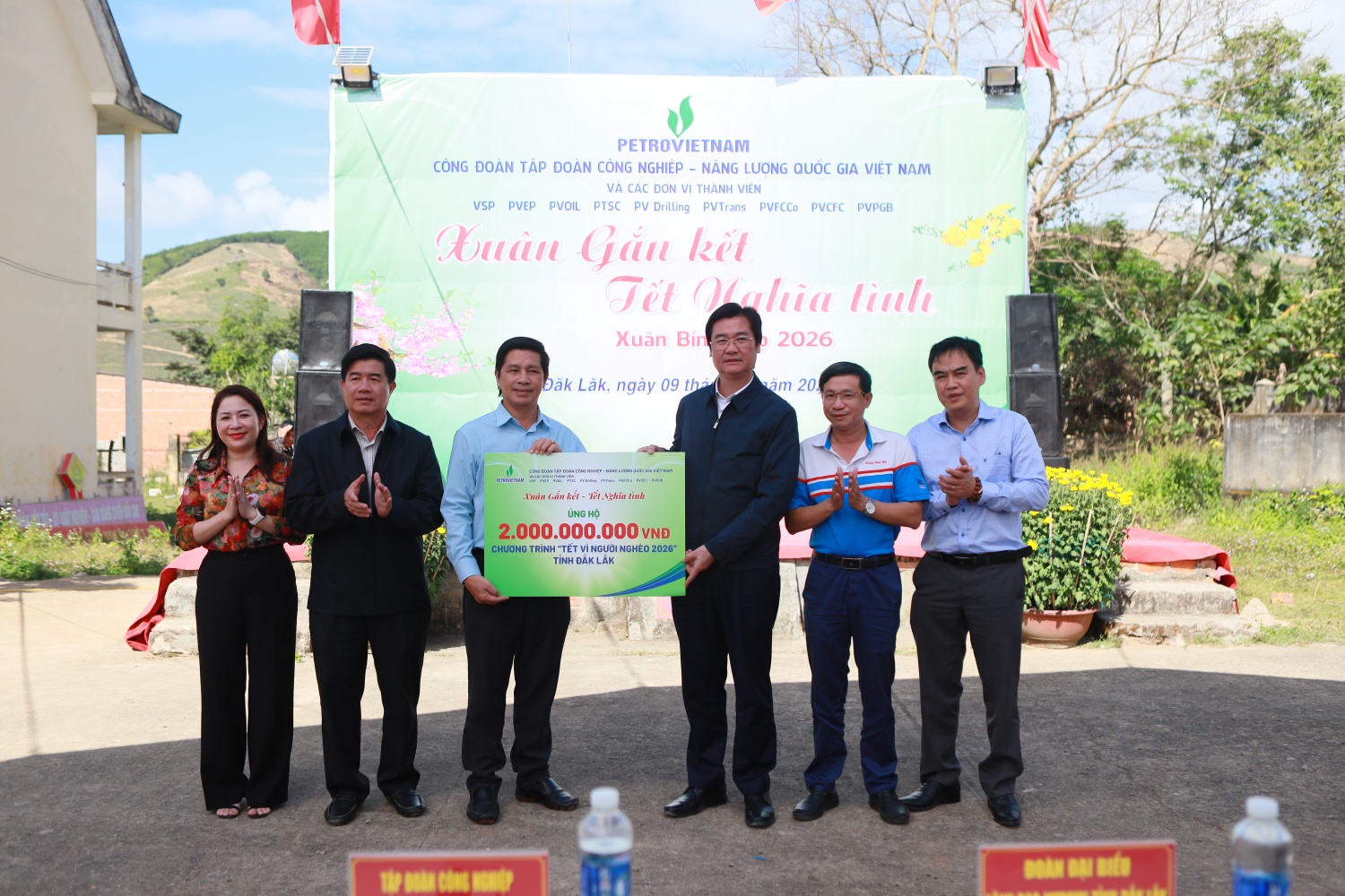 Mang nghĩa tình “Người Petrovietnam” đến với bà con vùng bão lũ tỉnh Đắk Lắk