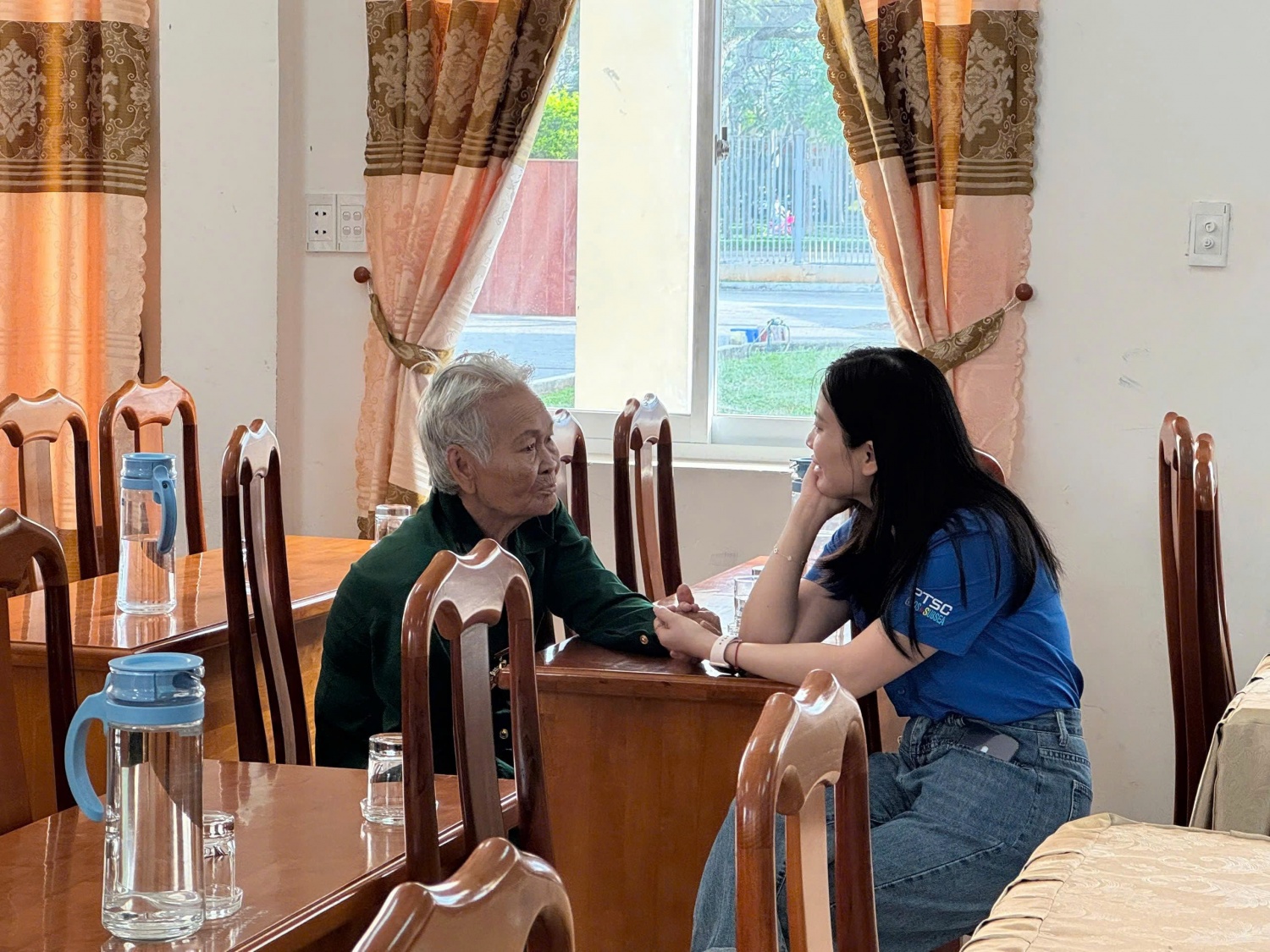 Thanh niên PTSC G&S thăm hỏi các hoàn cảnh khó khăn.