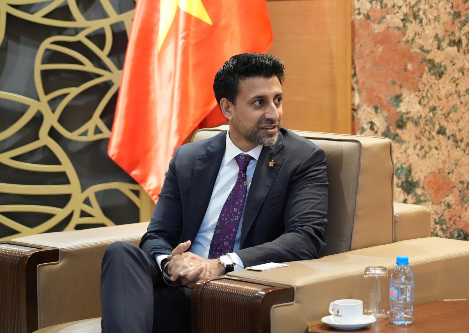 Bộ trưởng Thương mại Quốc tế Canada Maninder Sidhu phát biểu tại buổi làm việc