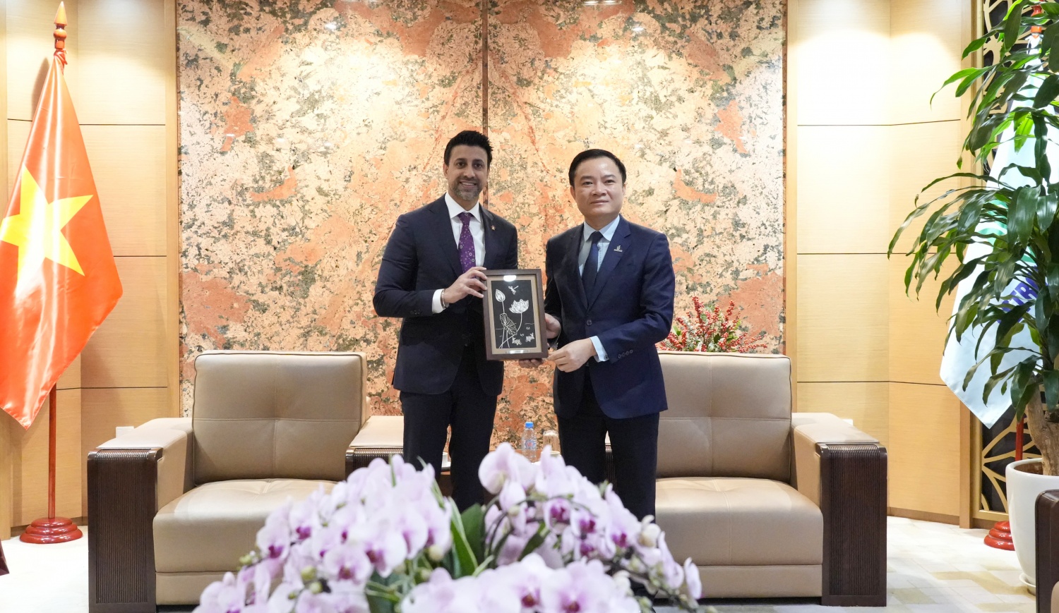 Bộ trưởng Thương mại Quốc tế Canada Maninder Sidhu và Chủ tịch HĐTV Petrovietnam Lê Ngọc Sơn trao biểu trưng kỷ niệm tại buổi làm việc