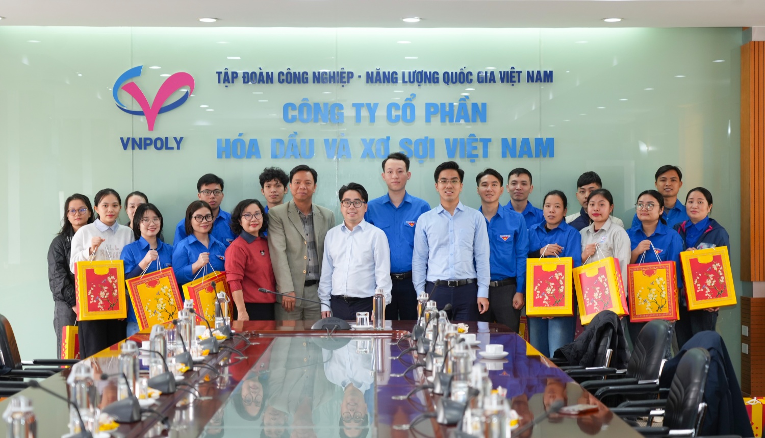 Các phần quà Tết được trao cho thanh niên công nhân VNPOLY.