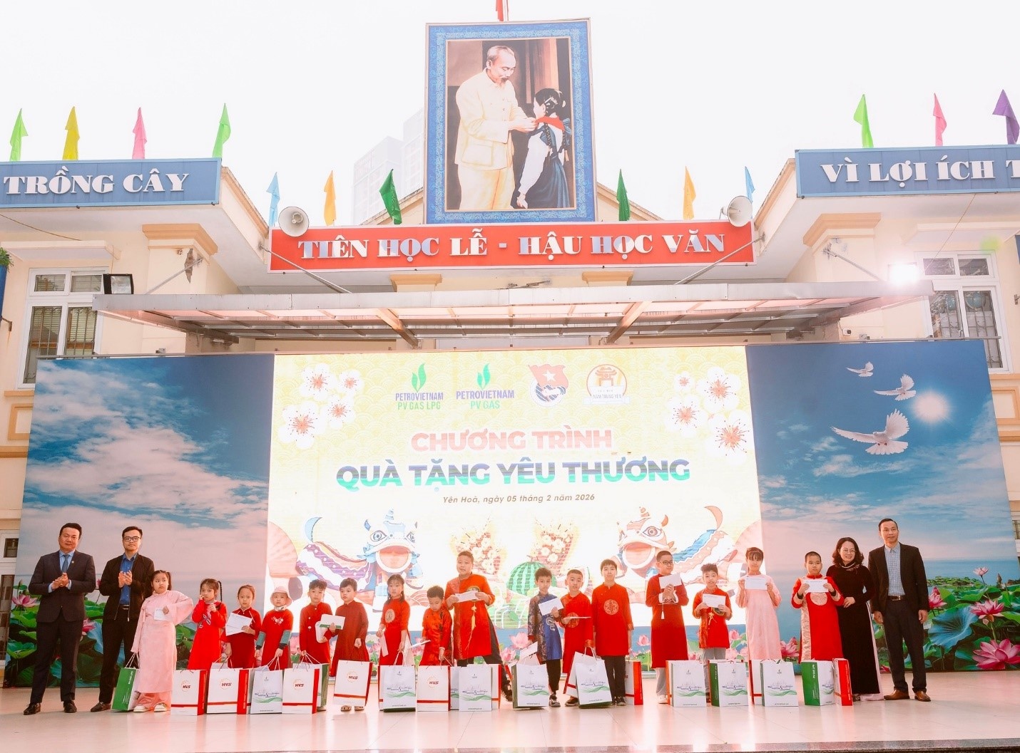 Đại diện PV GAS LPG trao quà tại Trường Tiểu học Nam Trung Yên