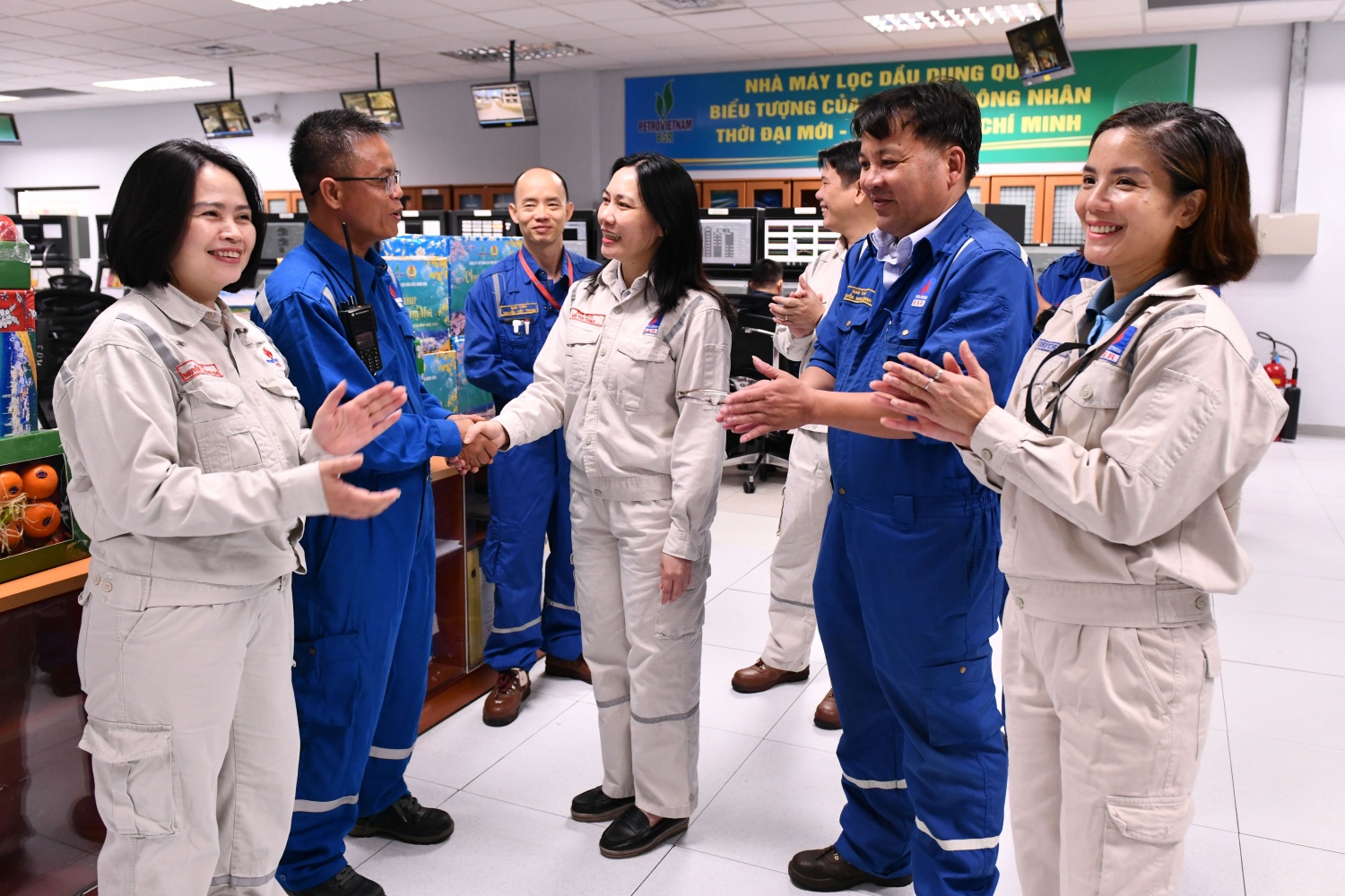 Tiếp thêm động lực, sự gắn kết với NLĐ trực vận hành dịp Tết tại NMLD Dung Quất