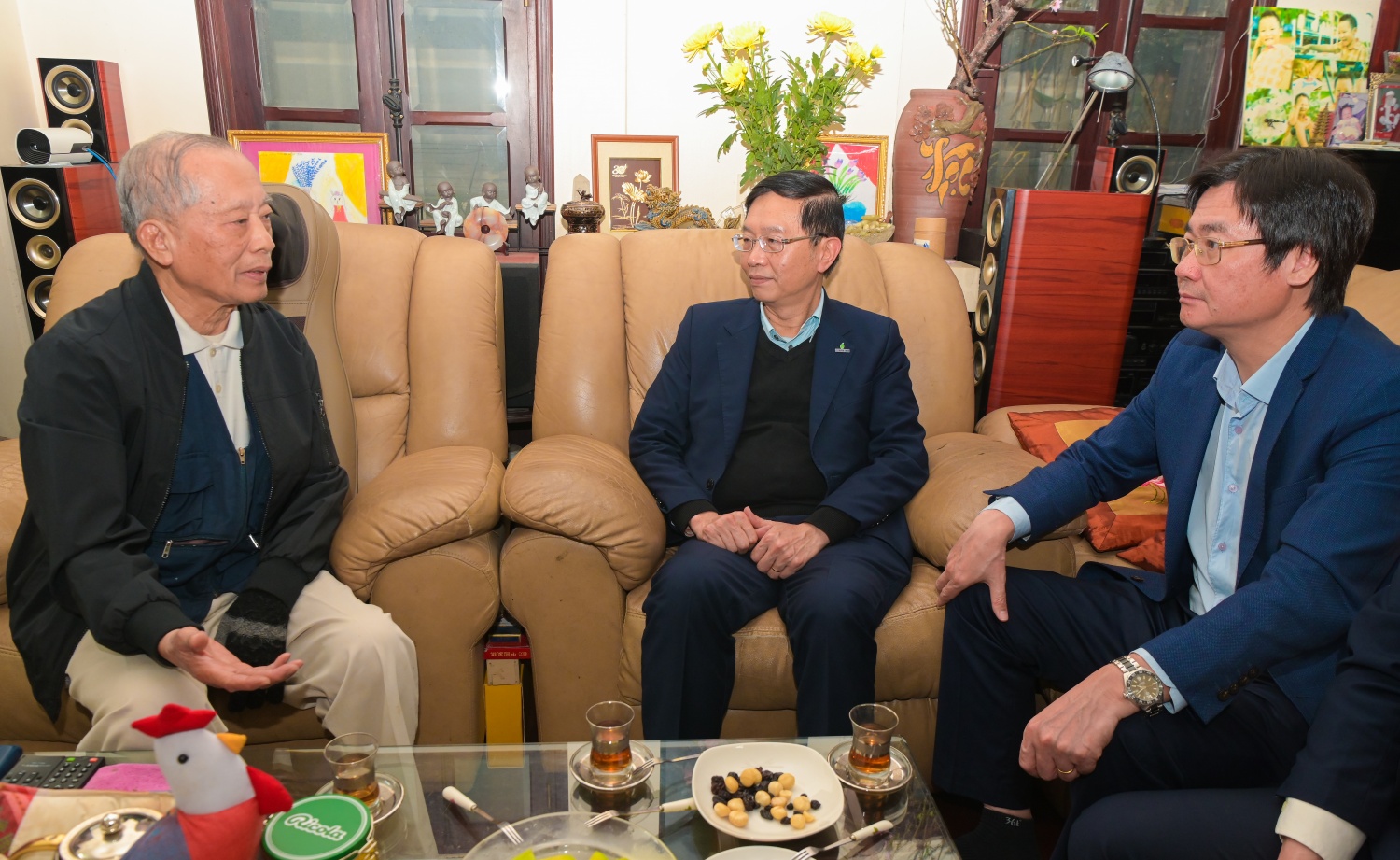 Đồng chí Trần Ngọc Cảnh chúc mừng với những kết quả, thành tích của Petrovietnam trong thời gian qua.