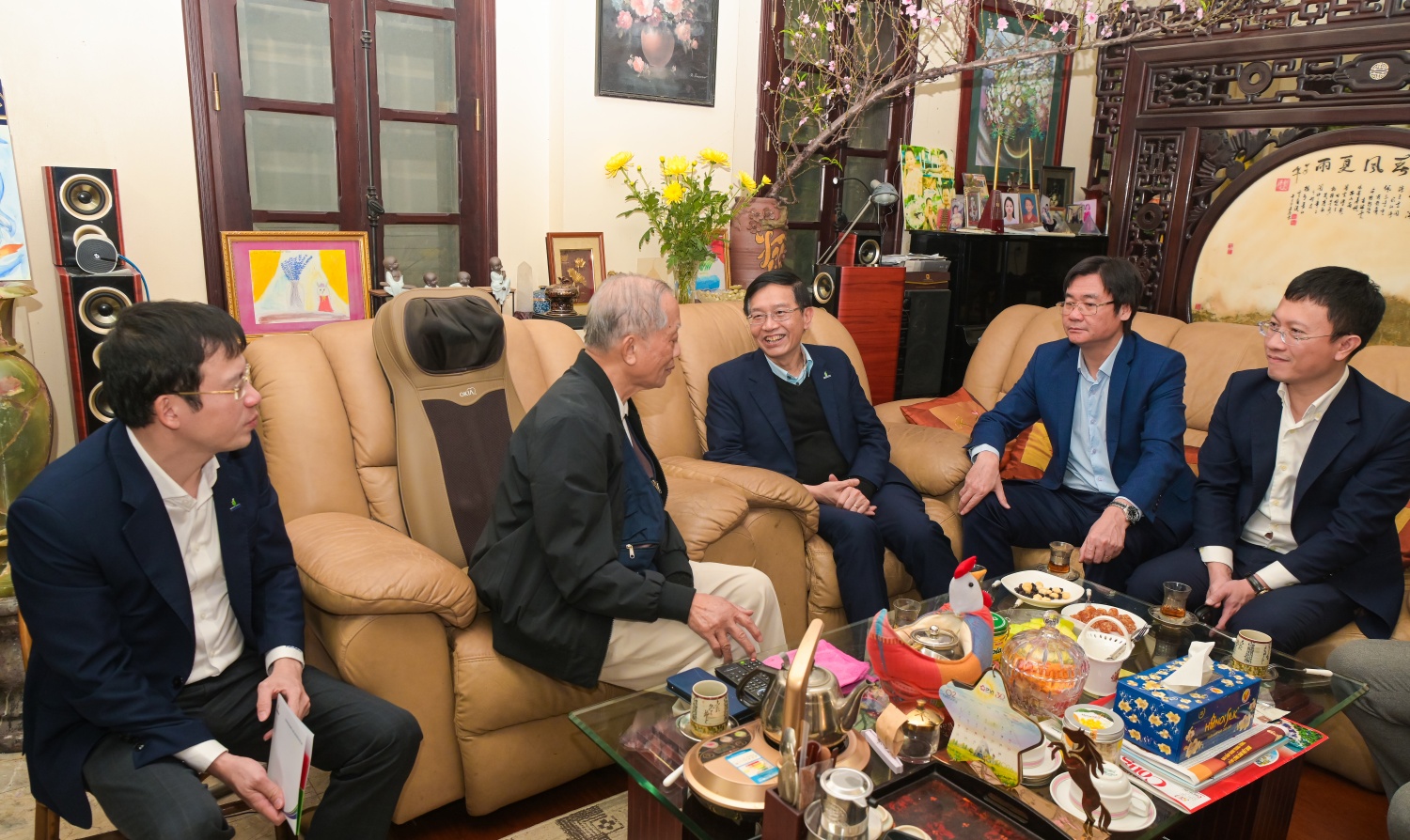 Đồng chí Trần Quang Dũng, Phó Bí thư thường trực Đảng ủy Tập đoàn và đồng chí Nguyễn Mạnh Kha, Chủ tịch Công đoàn Petrovietnam  chúc Tết đồng chí Trần Ngọc Cảnh, nguyên Tổng Giám đốc Petrovietnam.
