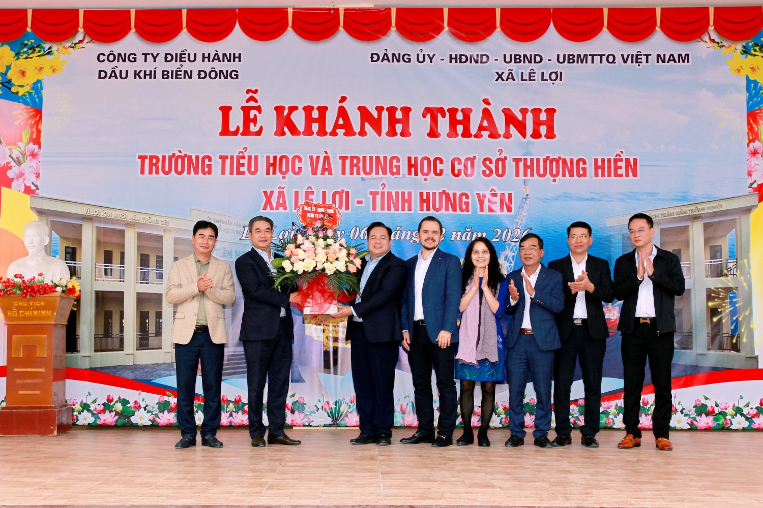 BIENDONG POC nhận hoa cảm ơn từ địa phương