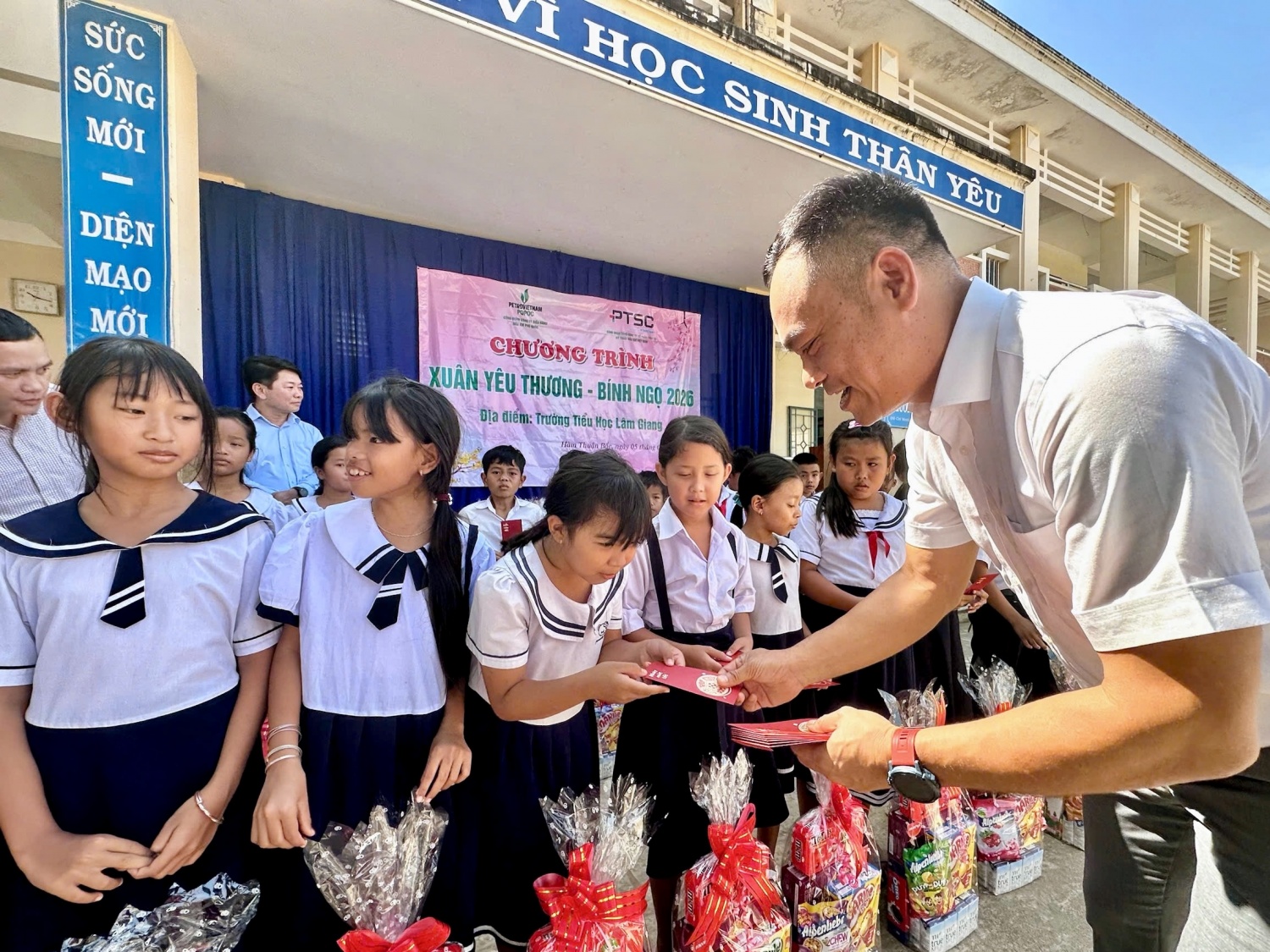 Xuân yêu thương - Nghĩa tình Petrovietnam sưởi ấm vùng lũ, tiếp sức bệnh nhi