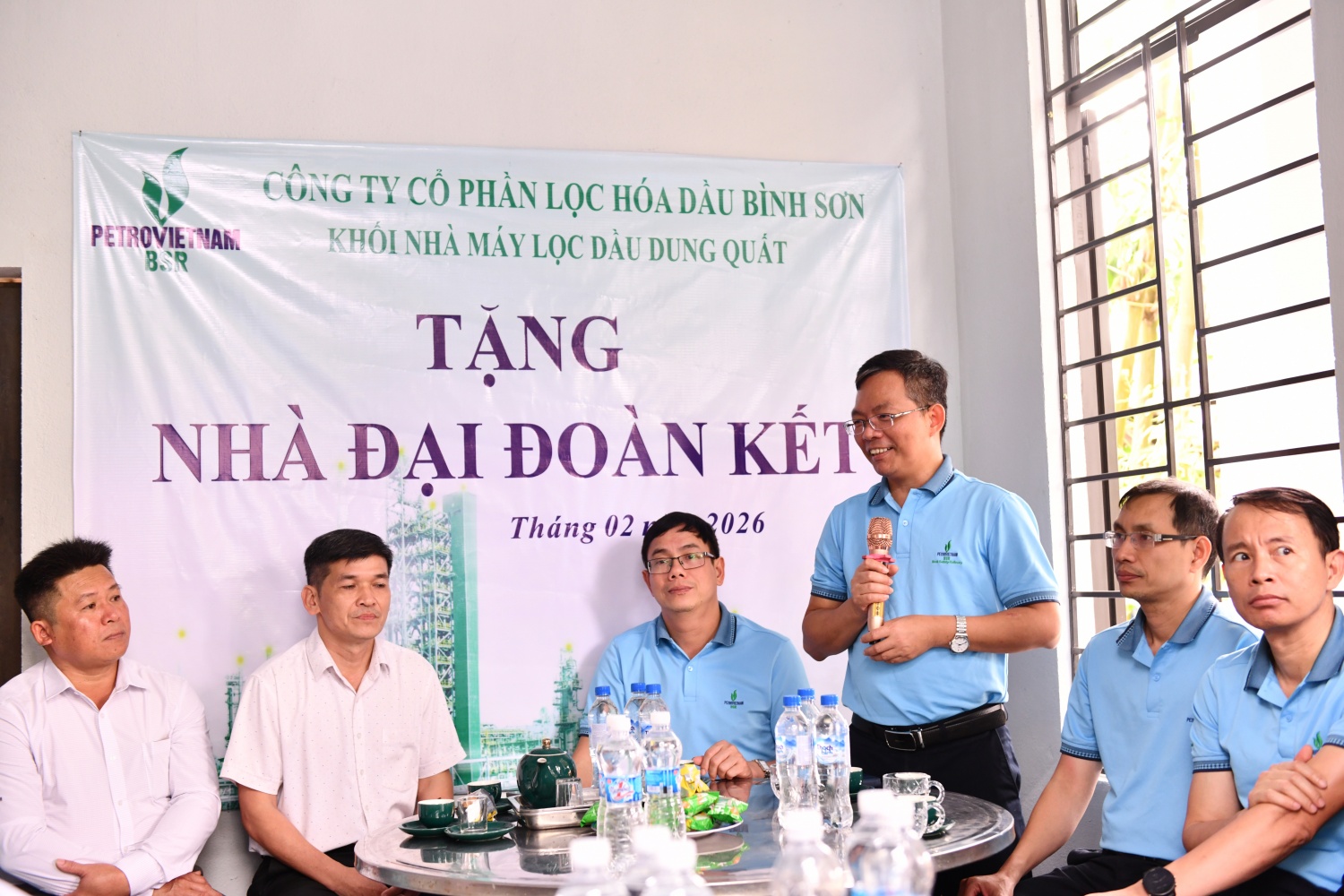 Ông Cao Tuấn Sĩ - Giám đốc NMLD Dung Quất chia vui cùng gia đình ông Nguyễn Phao.