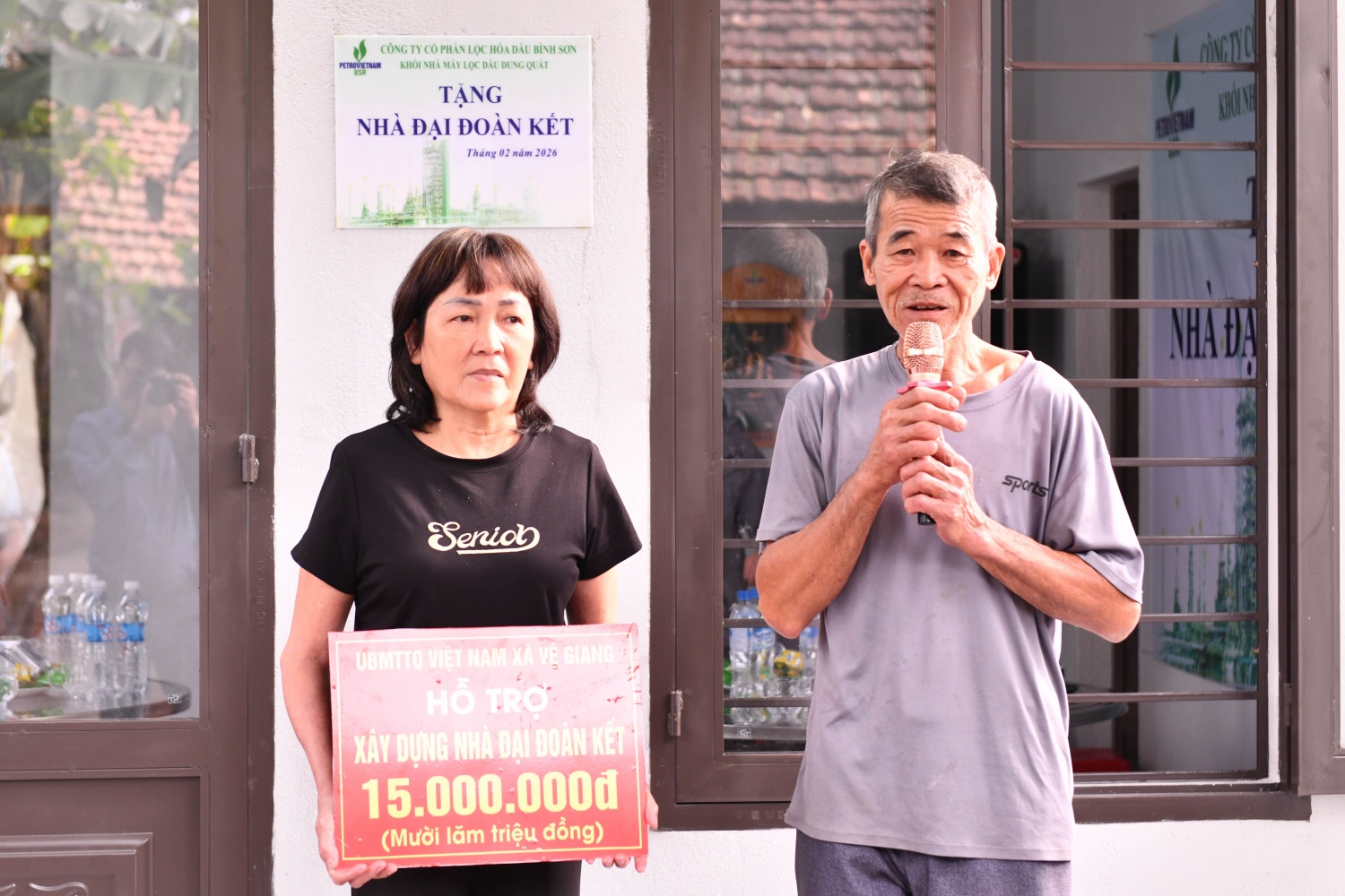 Ông Nguyễn Phao đại diện gia đình phát biểu cảm ơn tại lễ bàn giao nhà.