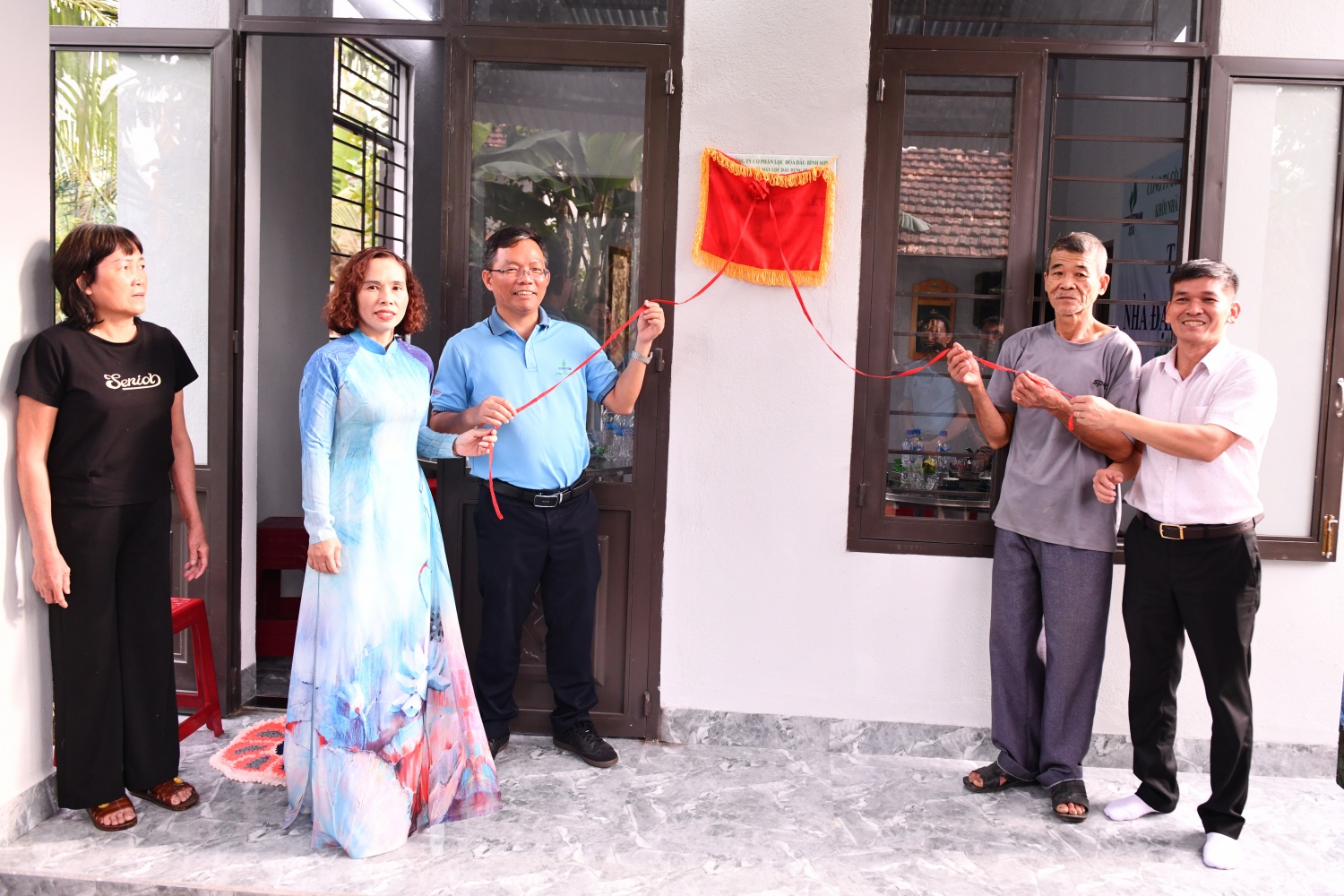 Ông Cao Tuấn Sĩ - Giám đốc NMLD Dung Quất (thứ 3 từ phải qua) cùng đại diện chính quyền địa phương, đại diện gia đình bàn giao nhà Đại đoàn kết.