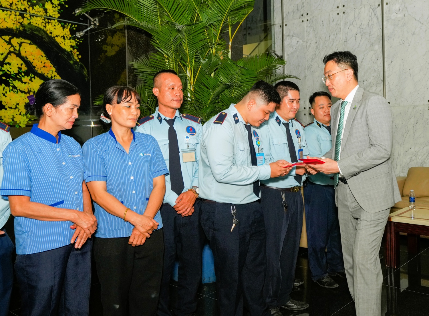 Bí thư Đảng uỷ, Chủ tịch HĐQT PV GAS Nguyễn Thanh Bình cùng Ban lãnh đạo Tổng công ty thăm hỏi và động viên lực lượng trực đêm giao thừa tại toà nhà PV GAS