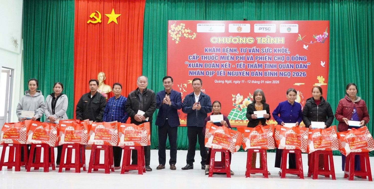 Lãnh đạo PTSC Quảng Ngãi và BSR tặng quà cho các hộ dân