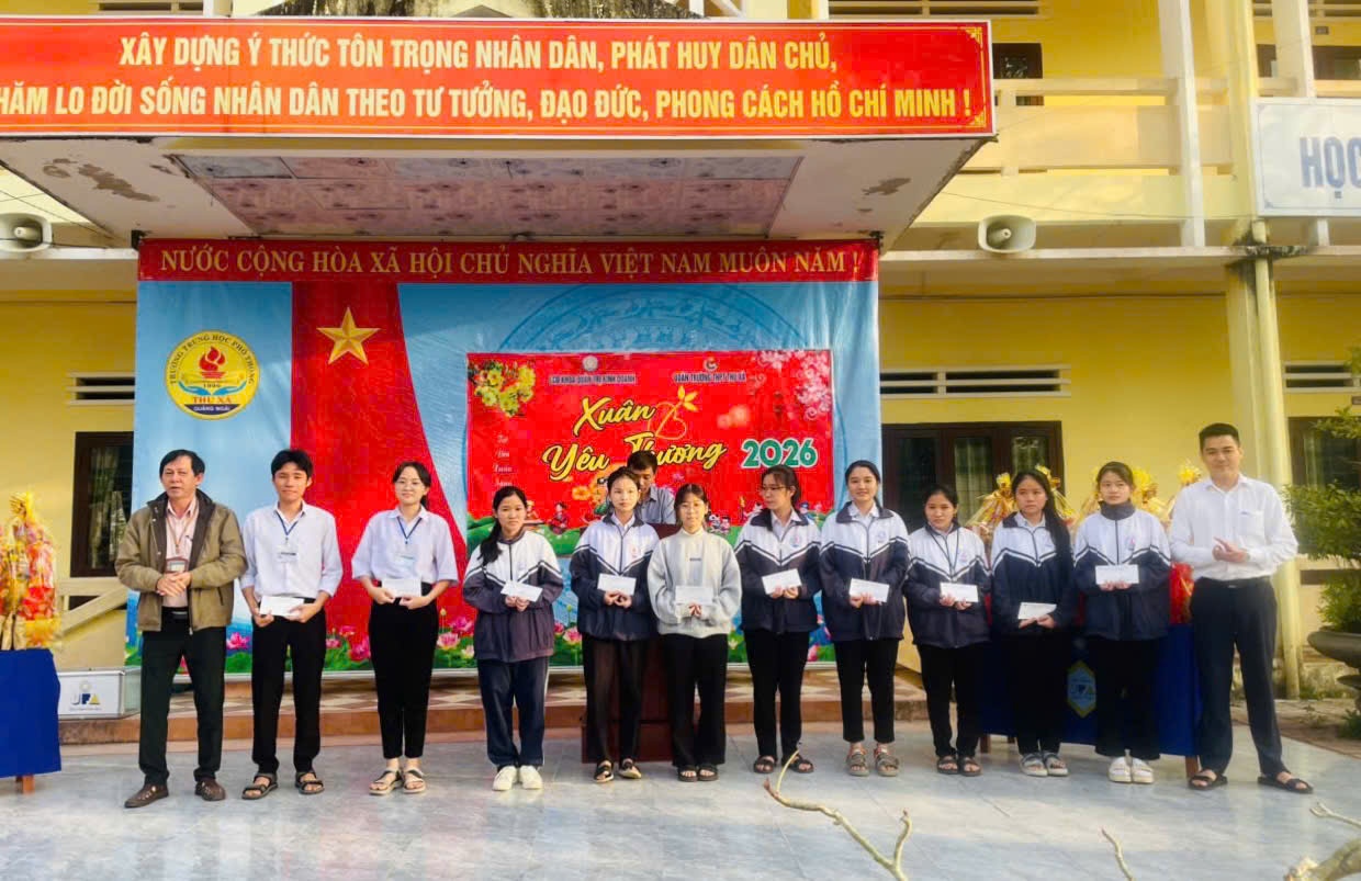 Trao tặng học bổng cho các em học sinh Trường THPT Thu Xà