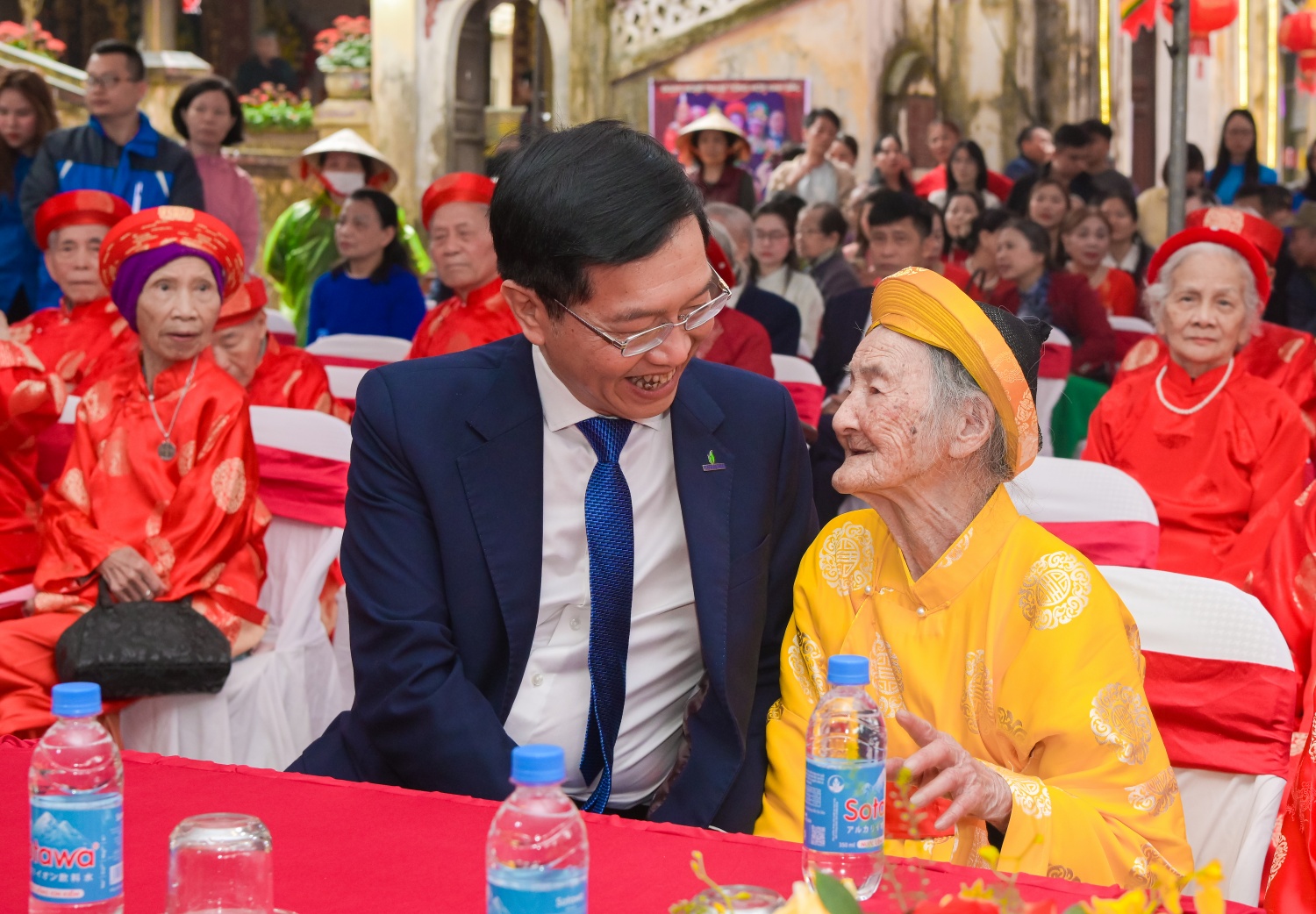 Phó Thủ tướng Bùi Thanh Sơn chúc Tết các cụ cao niên phường Tây Mỗ nhân dịp Xuân Bính Ngọ 2026