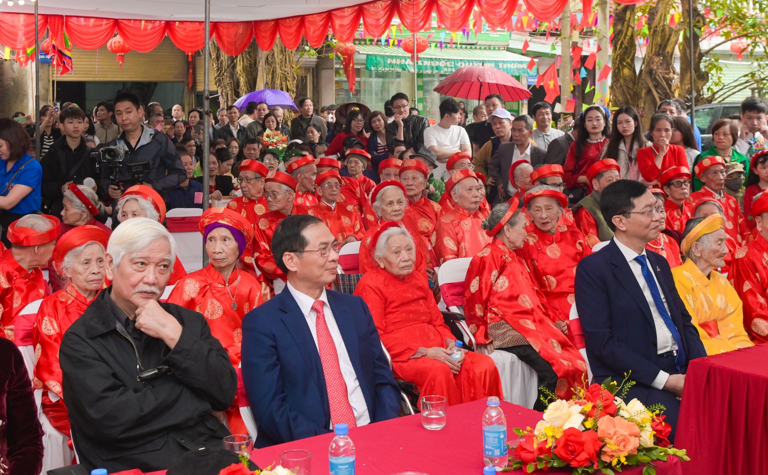 Phó Thủ tướng Bùi Thanh Sơn chúc Tết các cụ cao niên phường Tây Mỗ nhân dịp Xuân Bính Ngọ 2026