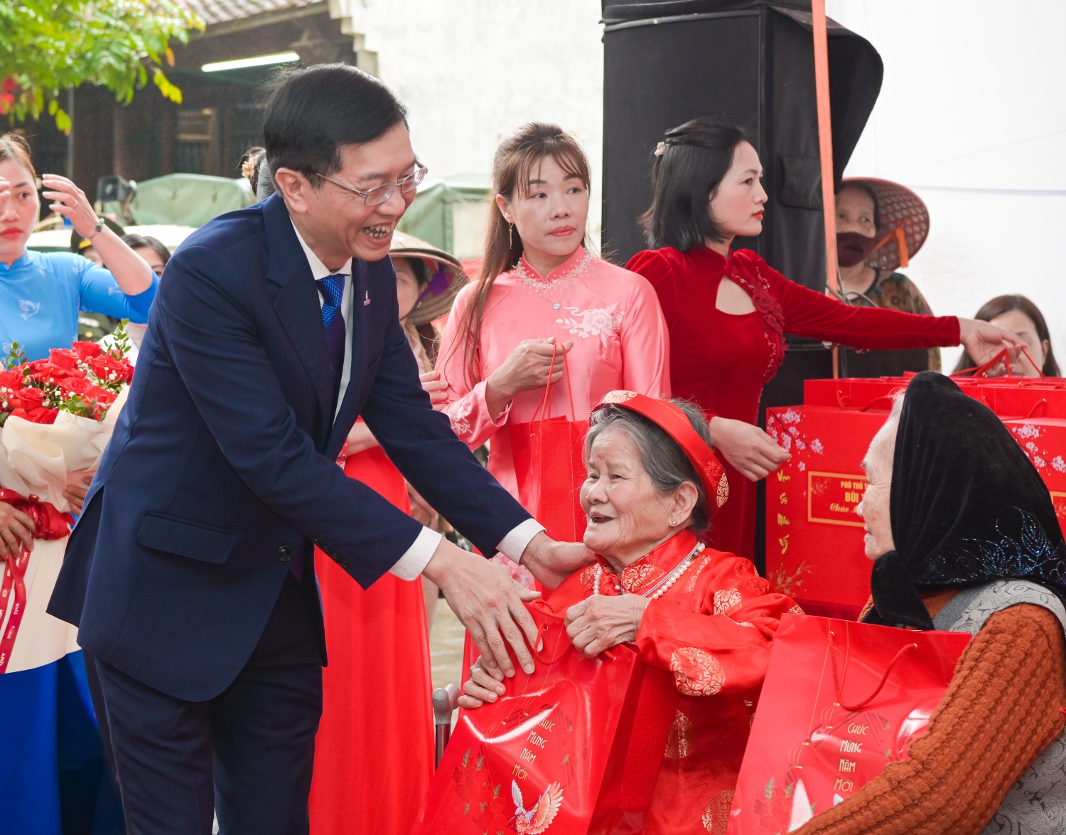 Phó Thủ tướng Bùi Thanh Sơn chúc Tết các cụ cao niên phường Tây Mỗ nhân dịp Xuân Bính Ngọ 2026