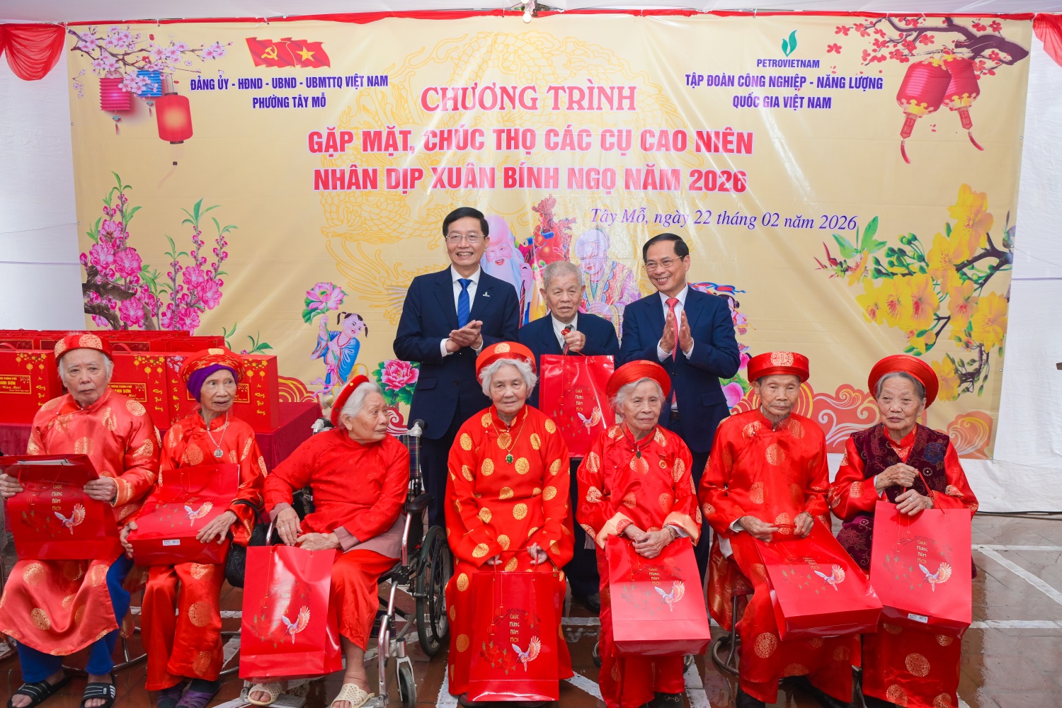 Đồng chí Bùi Thanh Sơn và đồng chí Trần Quang Dũng tặng quà Tết cho các cụ cao niên Đồng chí Bùi Thanh Sơn và đồng chí Trần Quang Dũng tặng quà Tết cho các cụ cao niên