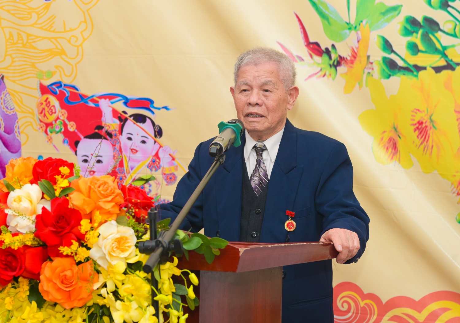 Cụ Nguyễn Phú Bằng (92 tuổi), tổ dân phố Dộc, đại diện các cụ cao niên, bày tỏ niềm xúc động và trân trọng cảm ơn sự quan tâm của Đảng, Nhà nước, lãnh đạo địa phương và Tập đoàn Công nghiệp – Năng lượng Quốc gia Việt Nam đã dành cho người cao tuổi trong dịp đầu xuân năm mới. Cụ Nguyễn Phú Bằng (92 tuổi), tổ dân phố Dộc, đại diện các cụ cao niên, bày tỏ niềm xúc động và trân trọng cảm ơn sự quan tâm của Đảng, Nhà nước, lãnh đạo địa phương và Tập đoàn Công nghiệp – Năng lượng Quốc gia Việt Nam đã dành cho người cao tuổi trong dịp đầu xuân năm mới.