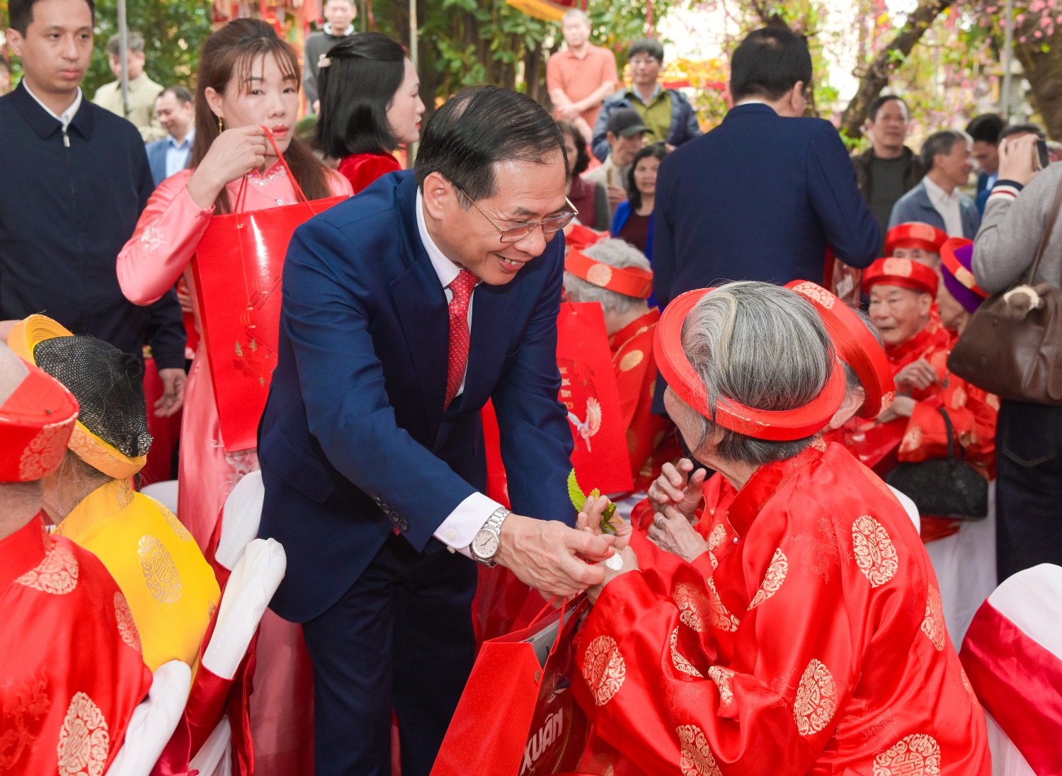 Đồng chí Bùi Thanh Sơn tặng quà Tết cho các cụ cao niên Đồng chí Bùi Thanh Sơn tặng quà Tết cho các cụ cao niên