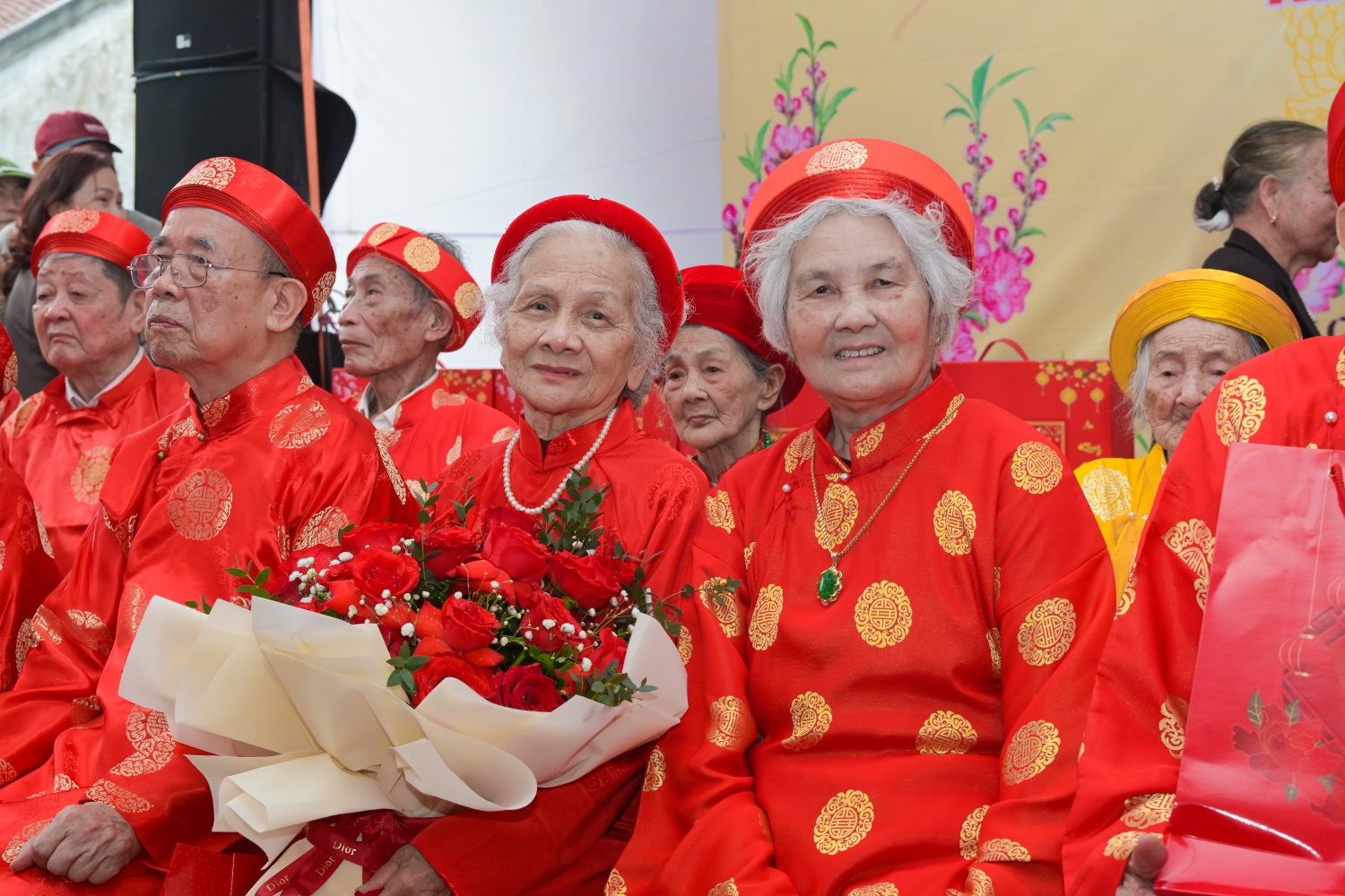 [Chùm ảnh] Phó Thủ tướng Bùi Thanh Sơn chúc Tết các cụ cao niên phường Tây Mỗ (Hà Nội)