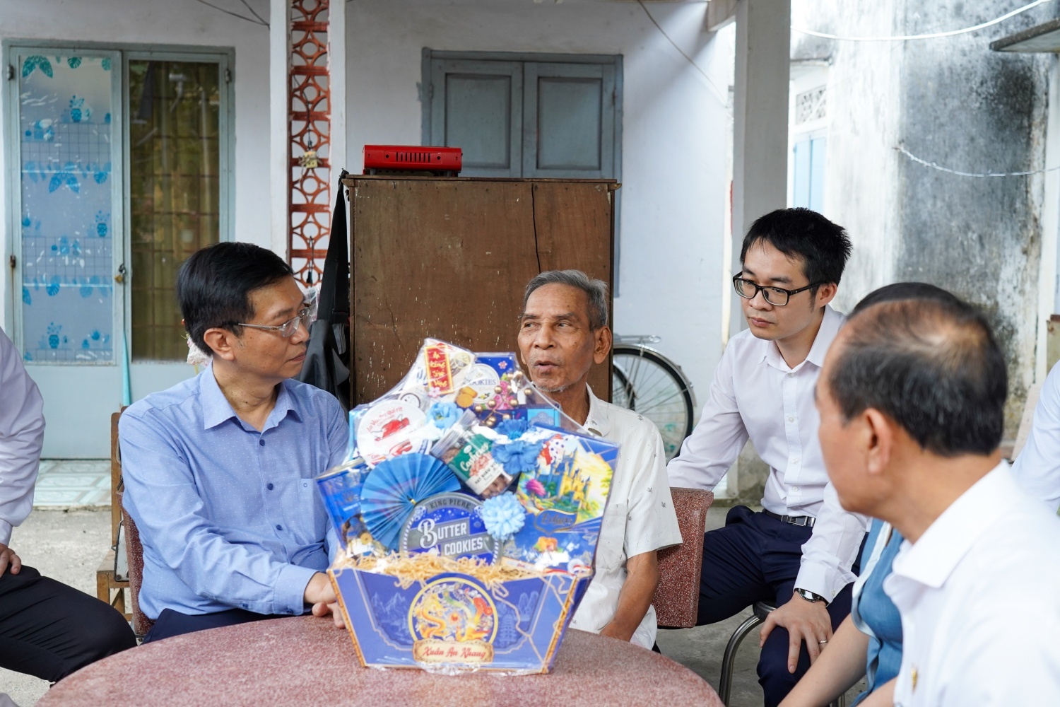 5.Đoàn lãnh đạo Petrovietnam trao quà cho gia đình chính sách tại phường Bà Rịa