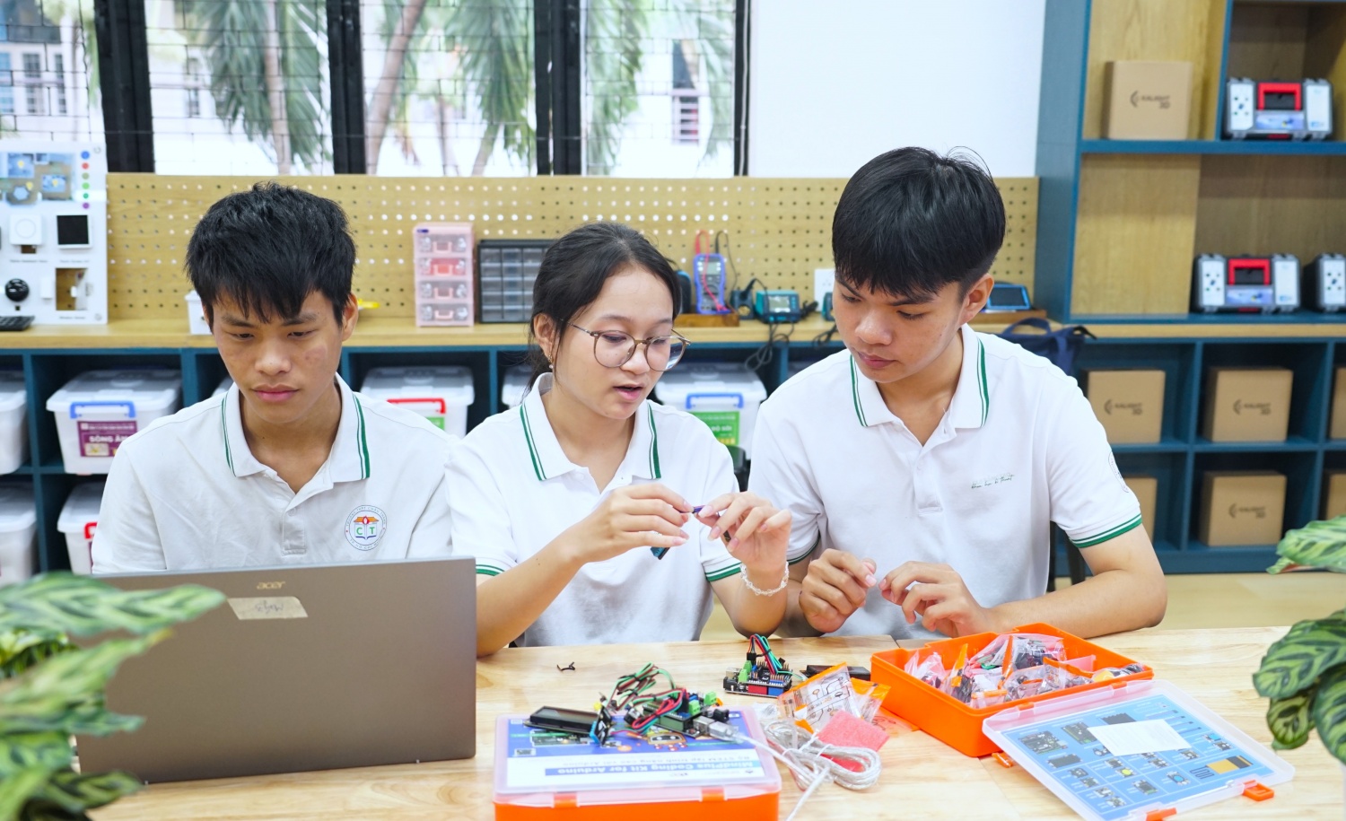 Các em học sinh trường THPT Châu Thành trong một tiết học thực hành tại phòng học STEM Innovation Petrovietnam.