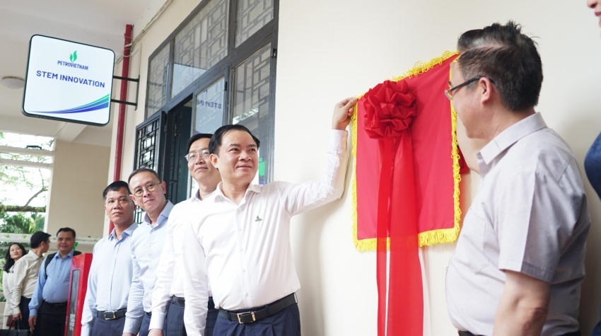 Ông Đặng Minh Thông, Phó Bí thư Thành ủy TP Hồ Chí Minh; ông Lê Ngọc Sơn - Chủ tịch HĐTV Petrovietnam, cùng các đại biểu tham quan phòng STEM mới do Petrovietnam tài trợ tại Trường THPT Châu Thành