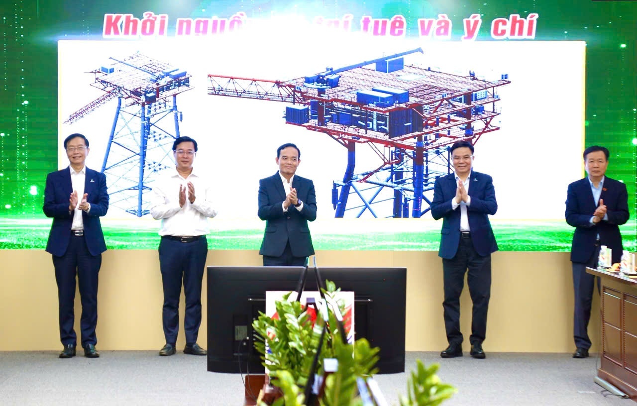 Đồng chí Trần Lưu Quang, Ủy viên Bộ Chính trị, Bí thư Thành ủy TP. Hồ Chí Minh, Lãnh đạo Petrovietnam, Vietsovpetro thực hiện nghi thức khánh thành giàn đầu giếng BK-24 (Petrovietnam/Vietsovpetro) tháng 11/2025